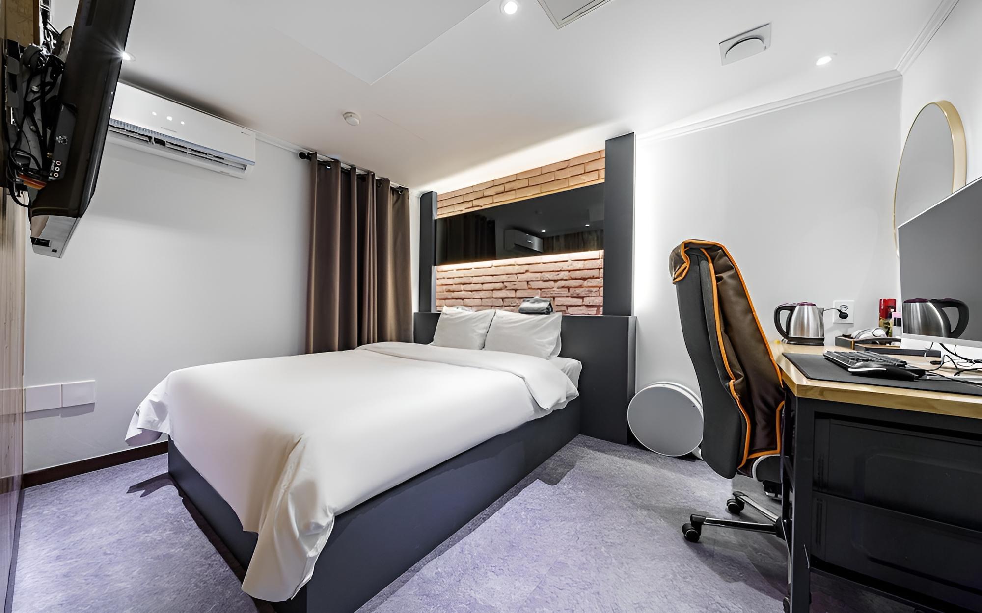 Room (Comfortable Room  (High-end game pc N)