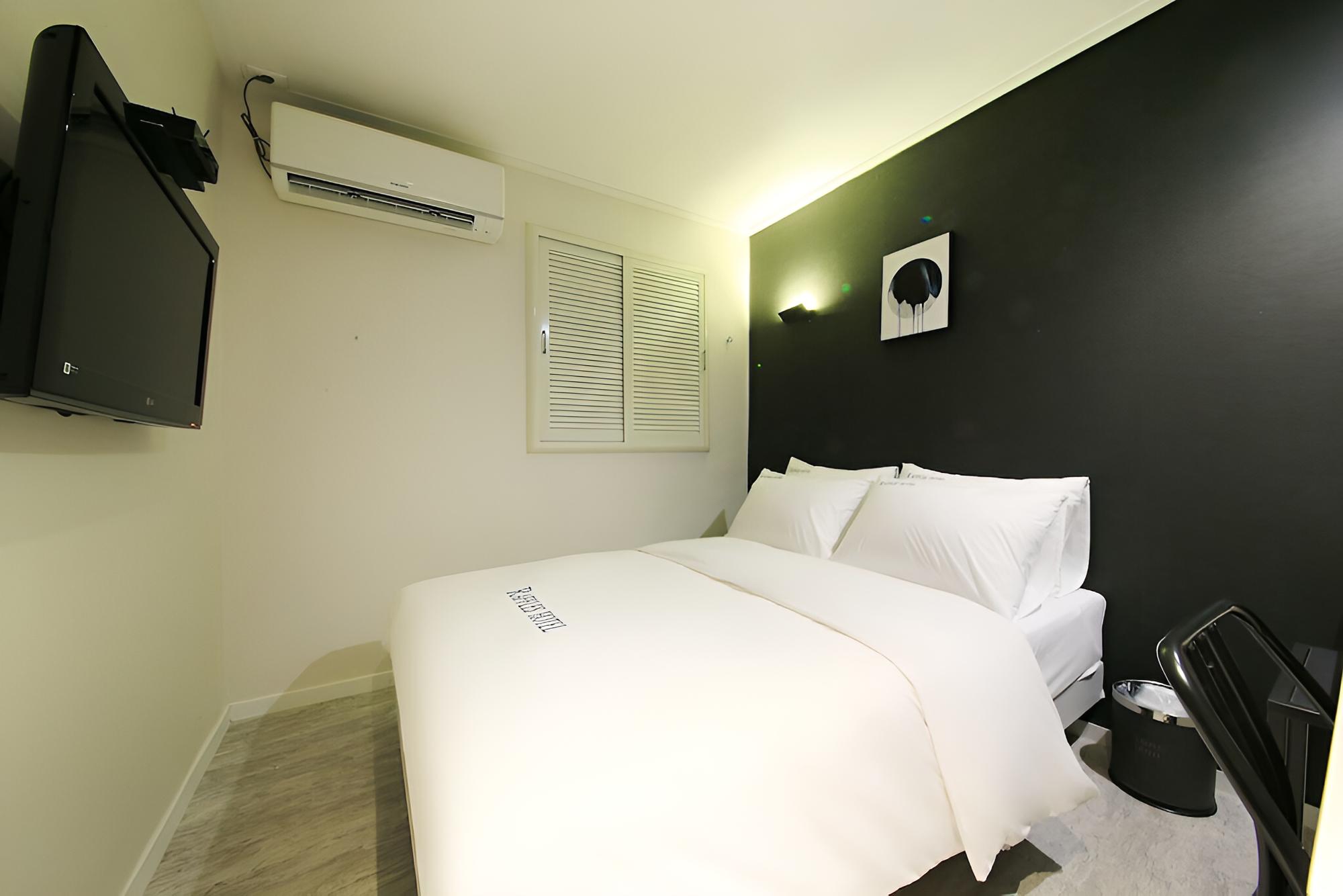 Room (STANDARD M (No parking/Netflix+YouTub)