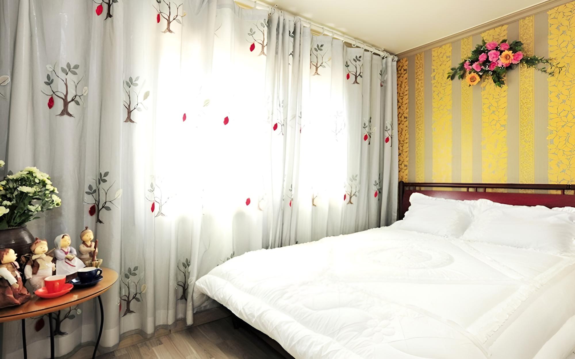Room (Mae (Family Room)) photo 2