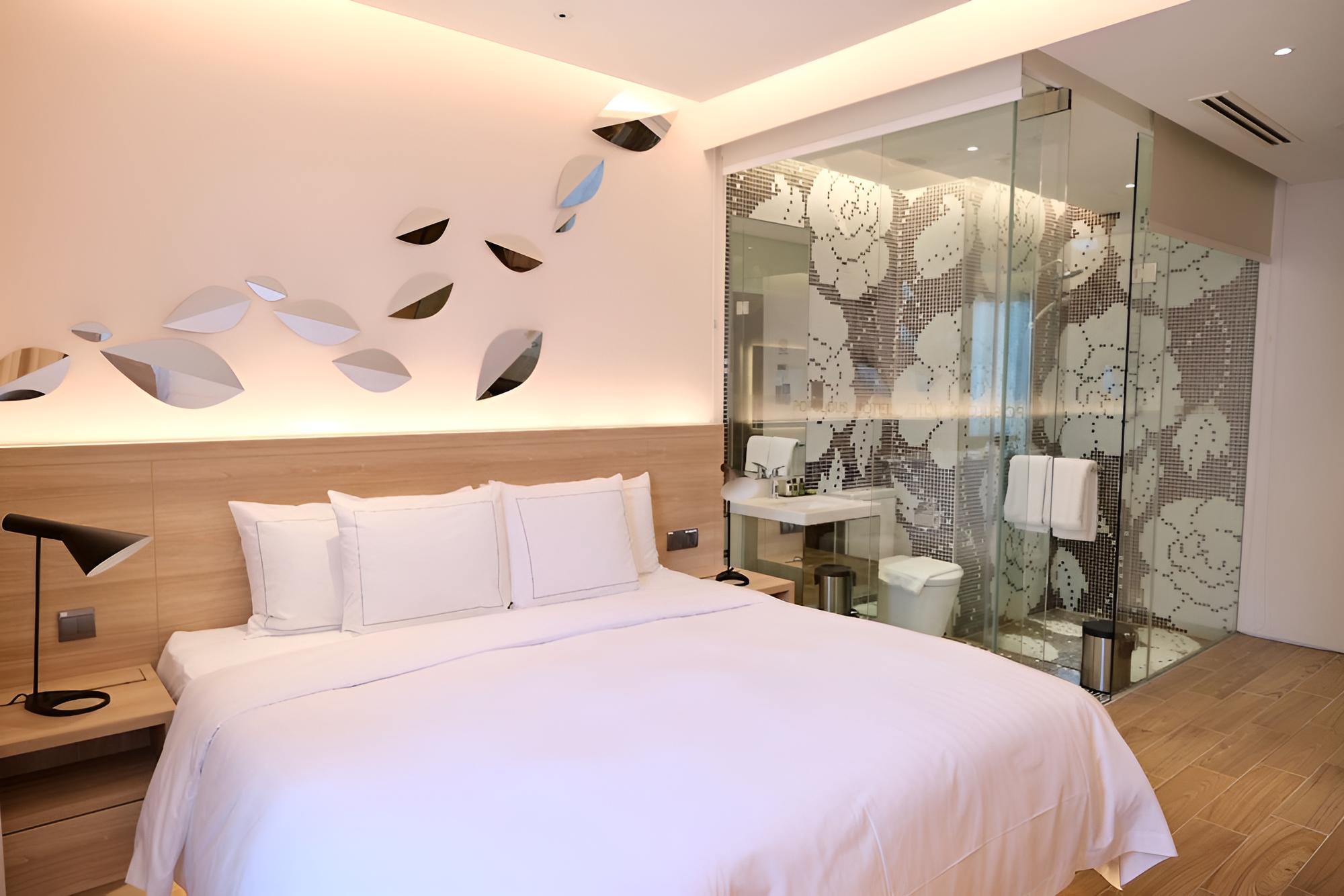 Premier Room, 1 King Bed photo 3