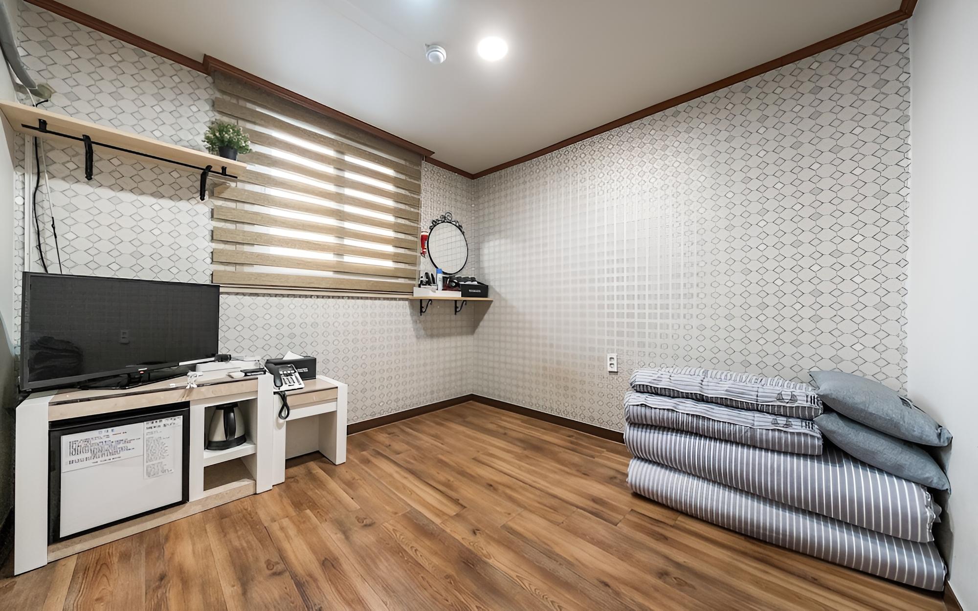 Room (2 Guests Ondol)