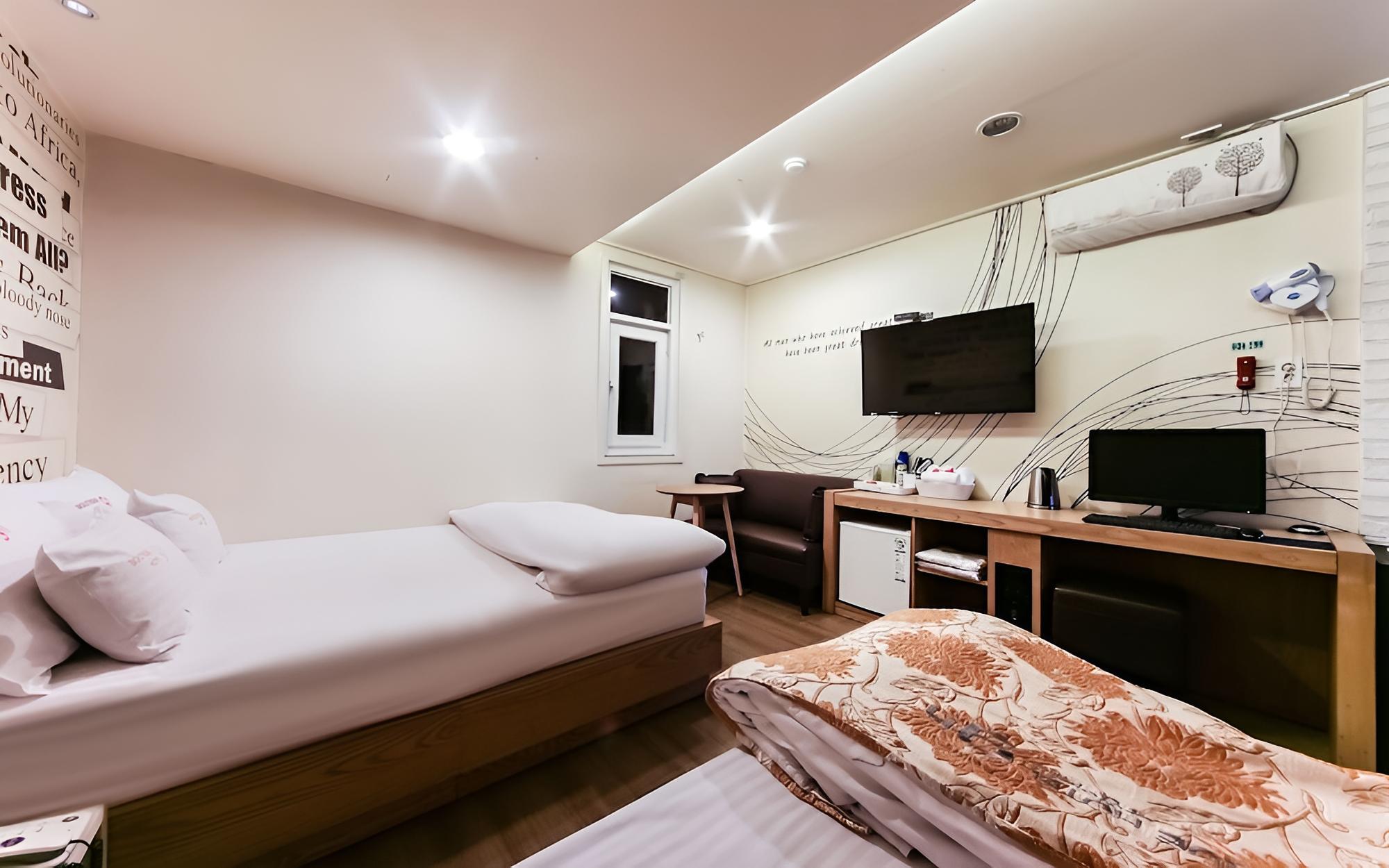 Room (Twin (High-end PC Netflix/Wave/Apple )