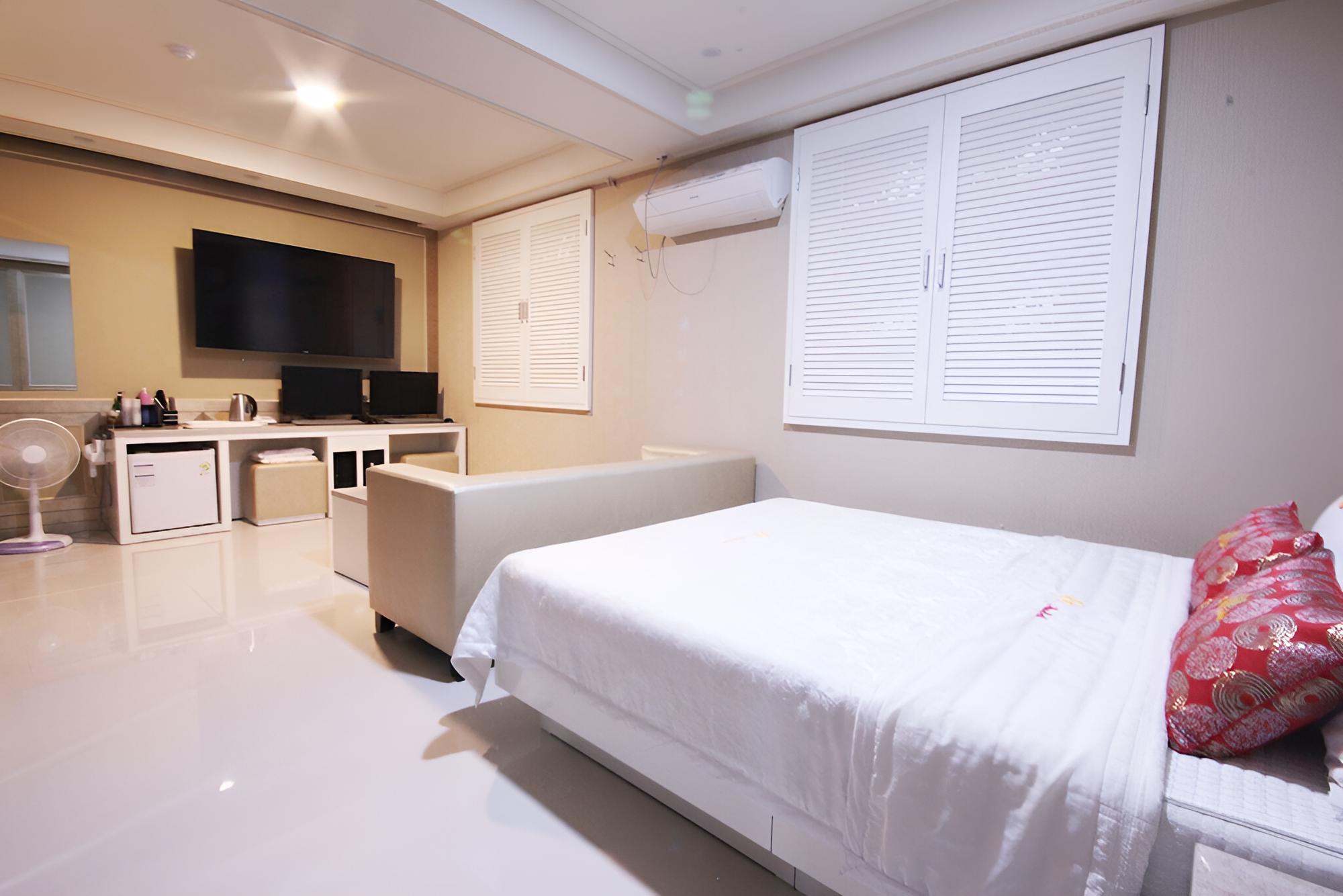 Room (VIP (Free Netflix watching available)) - Photo 2