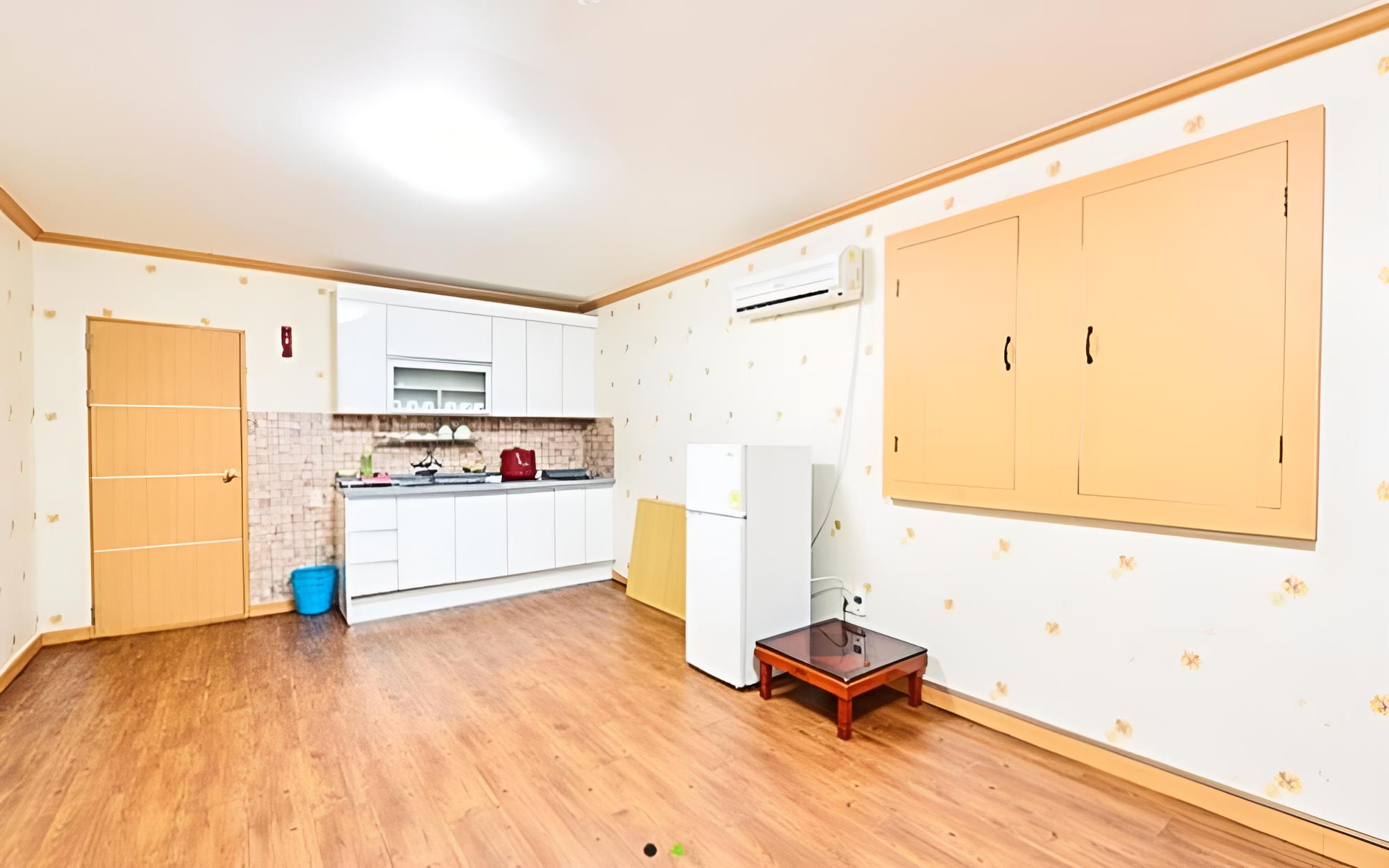 Room (Bora Room)