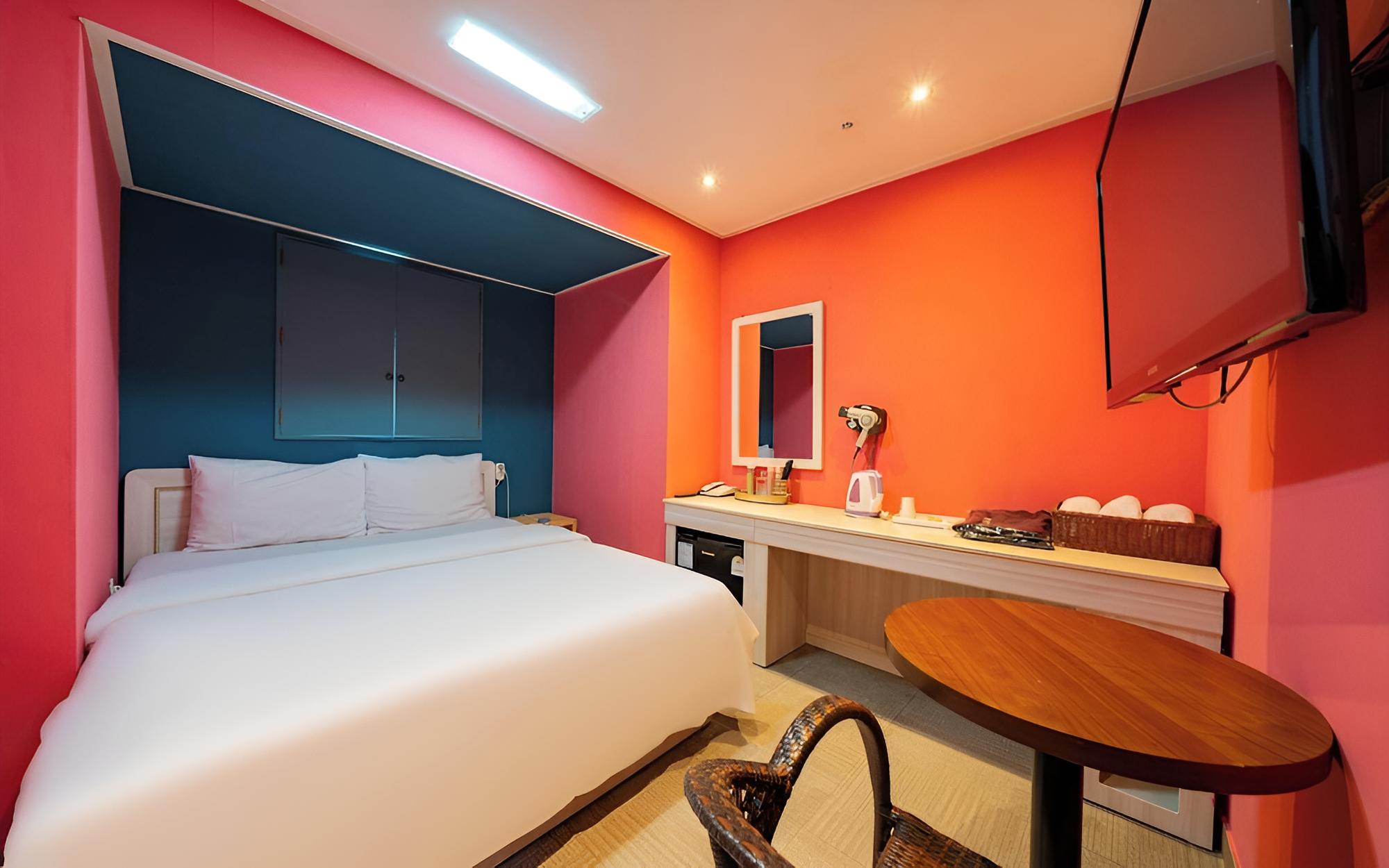 Room (Standard A (walking-only room Netflix)