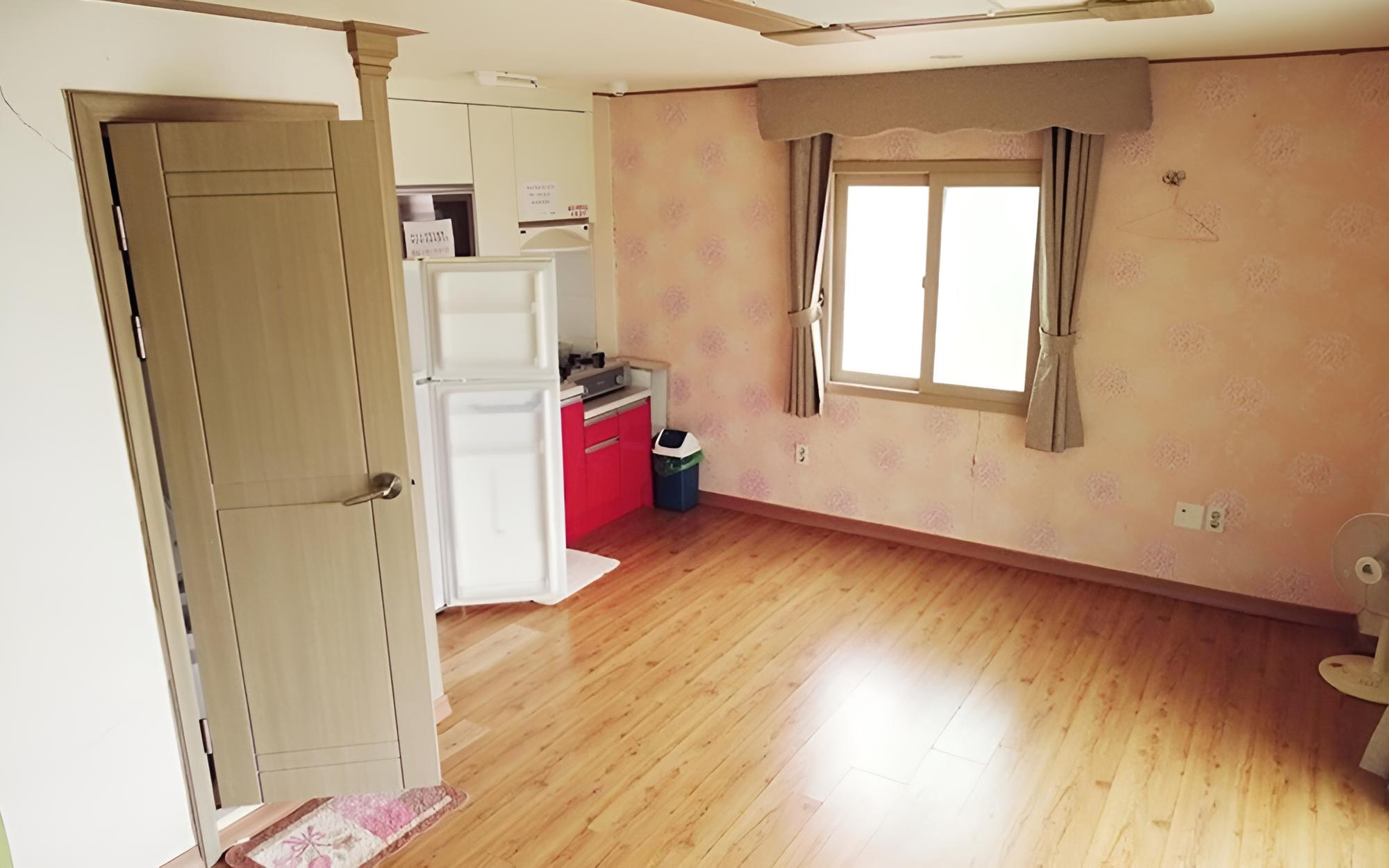 Room (Room 302)