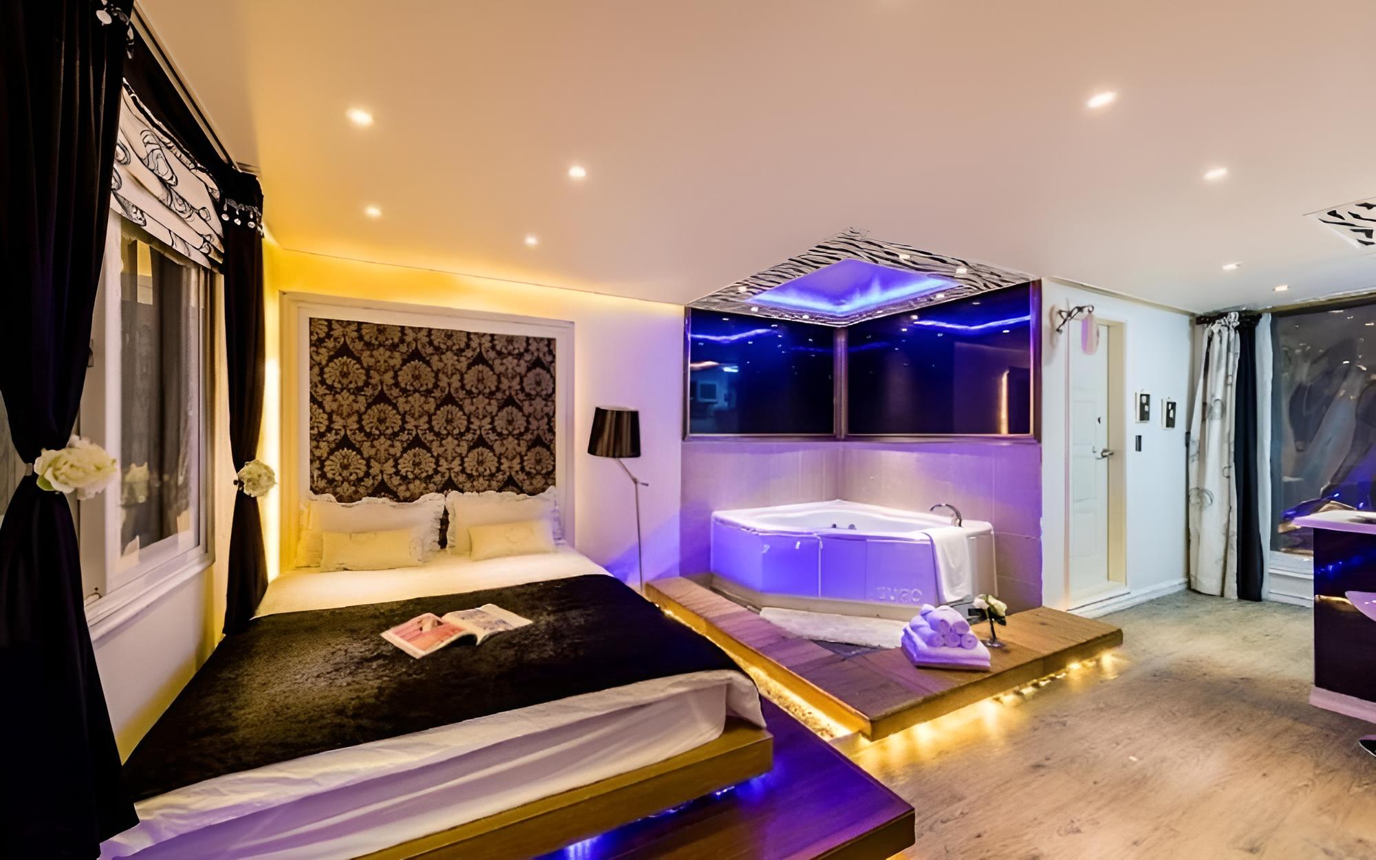 Room (Black hole (spa))