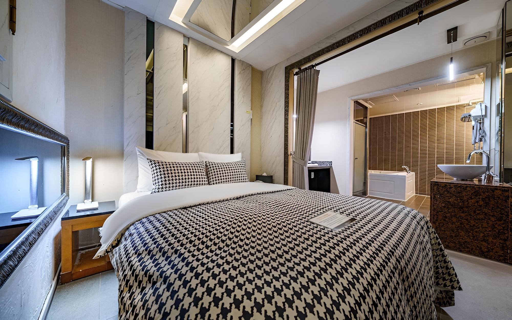Room (Deluxe Room - Mirror Room (ACE bed/St)