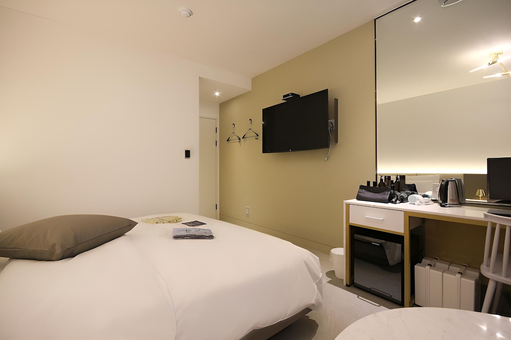 Room (Premium A (OTT King Bed)) - Photo 1