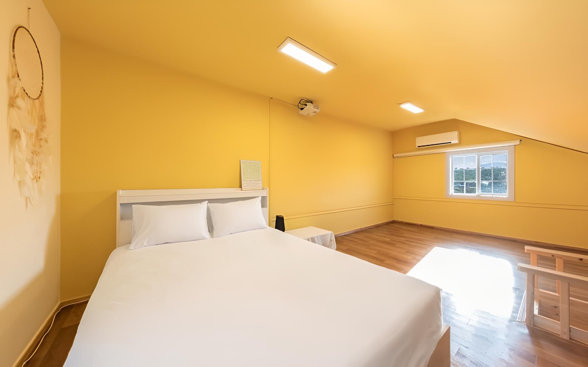 Room (Room 204)