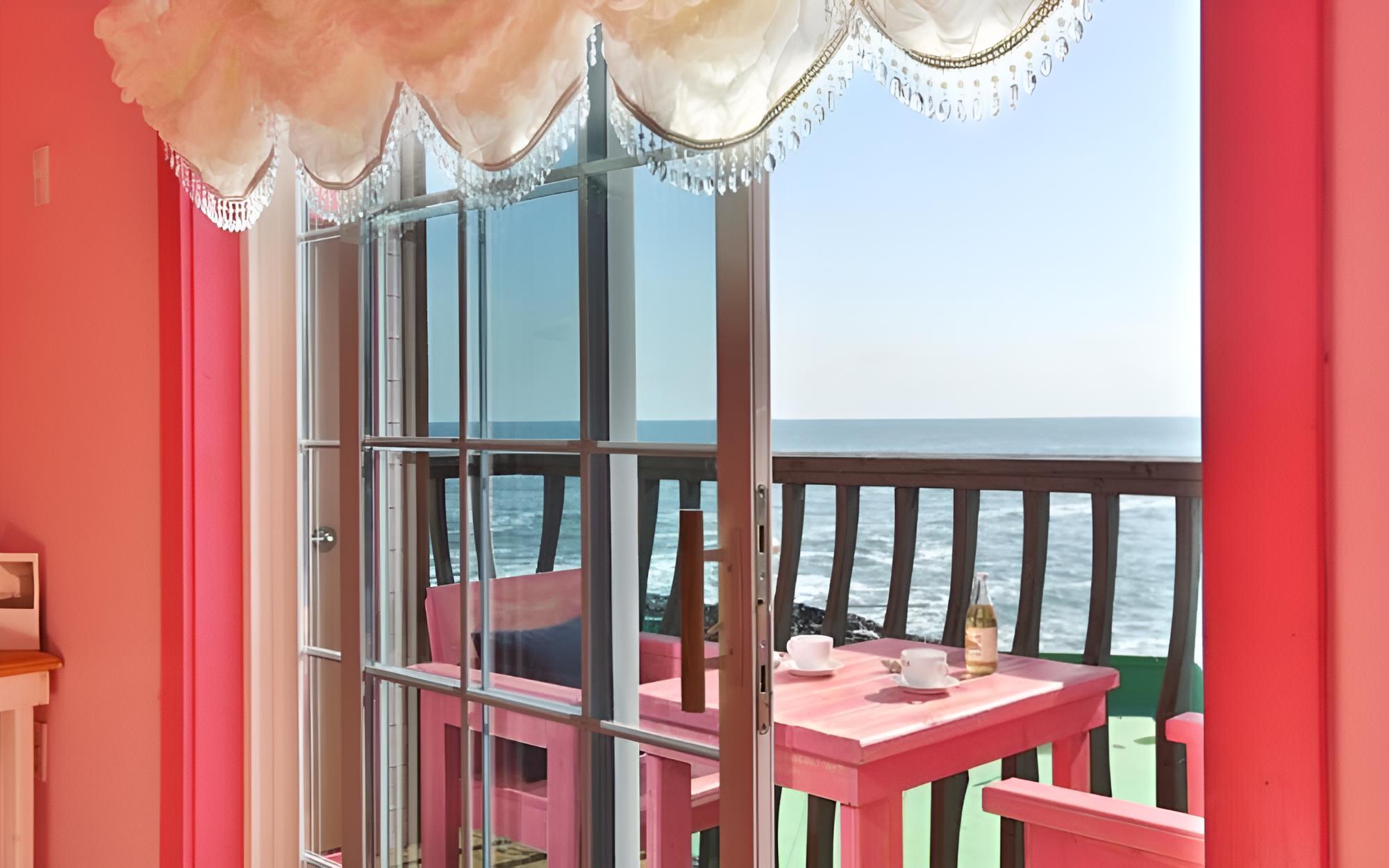 Room (Red Carpet (Duplex))