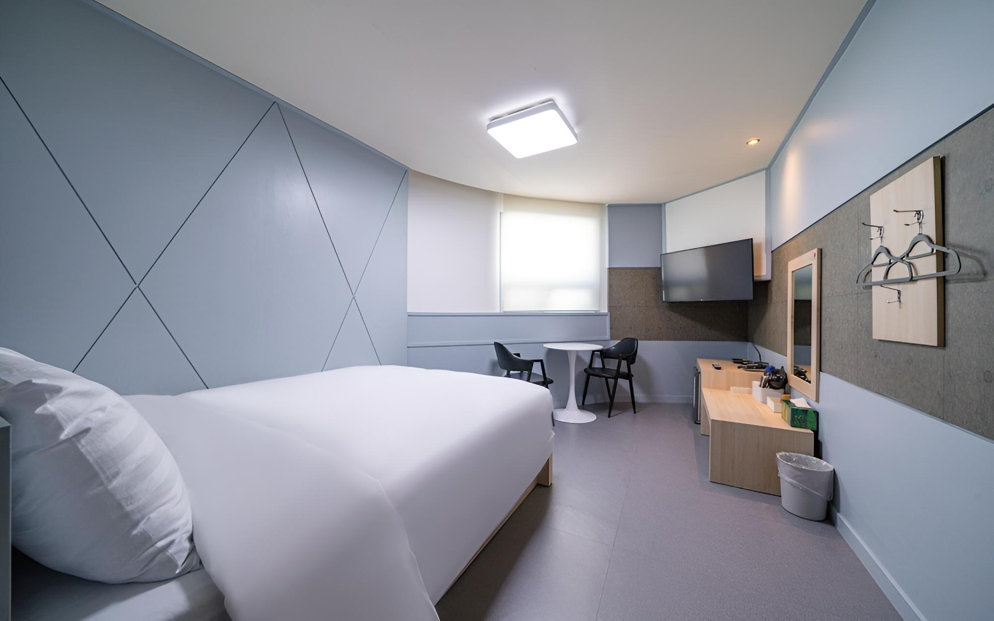Room (Standard room (OTT Available)) - Photo 2