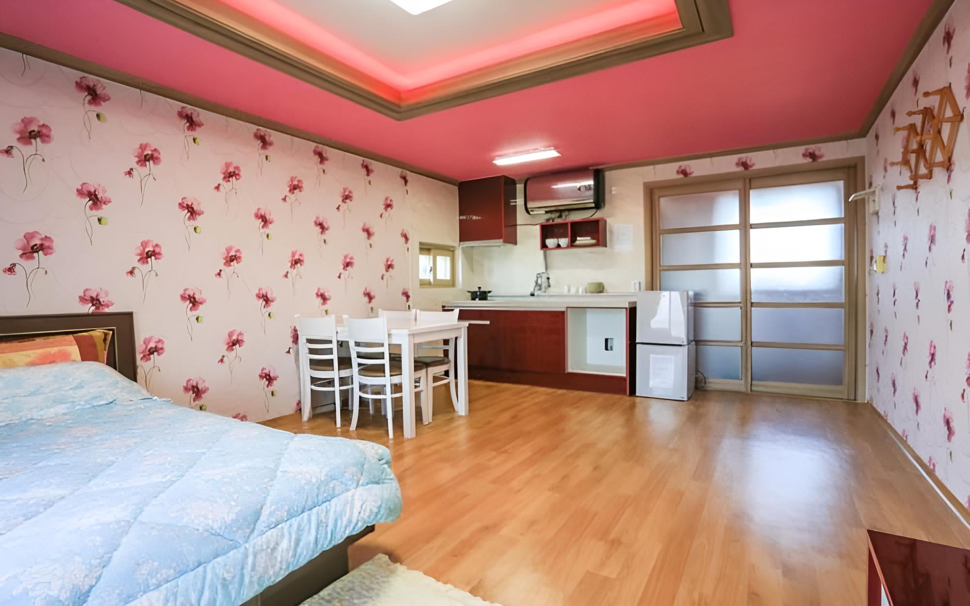 Room (Room 201 (Ondol Room))