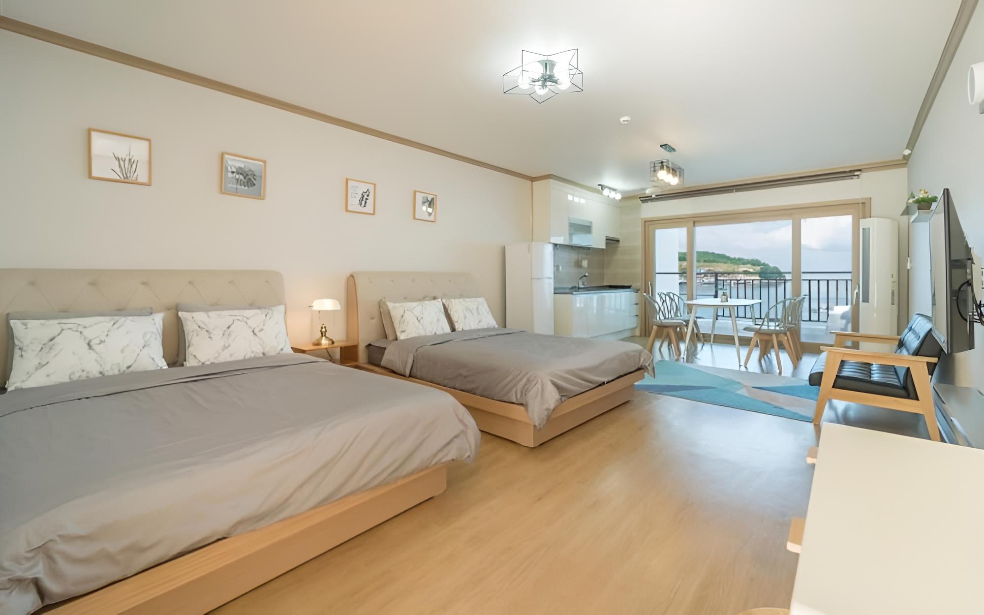 Room (Room 102 (Ocean View))