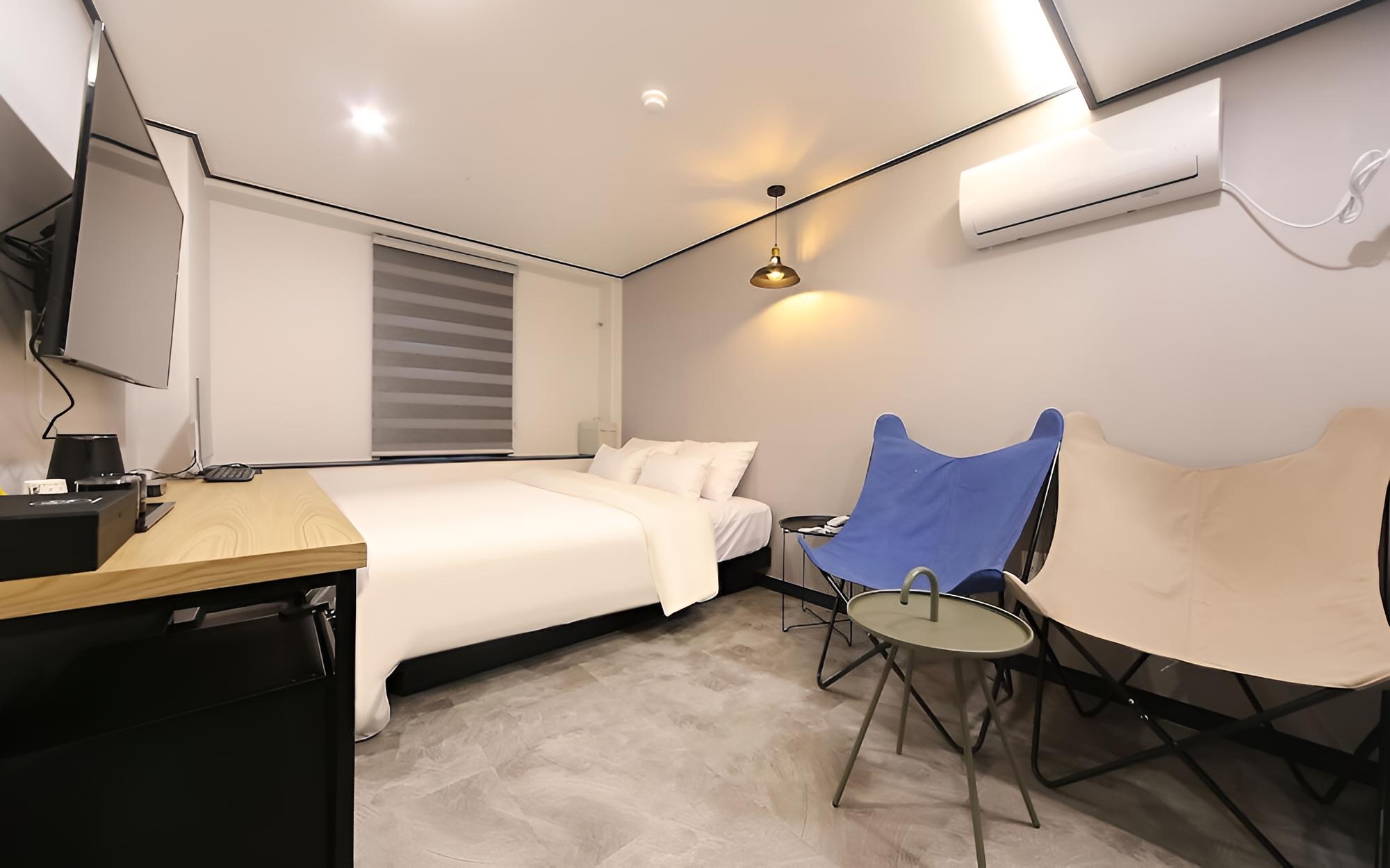 Room (Small room perfect for watching TV (N)