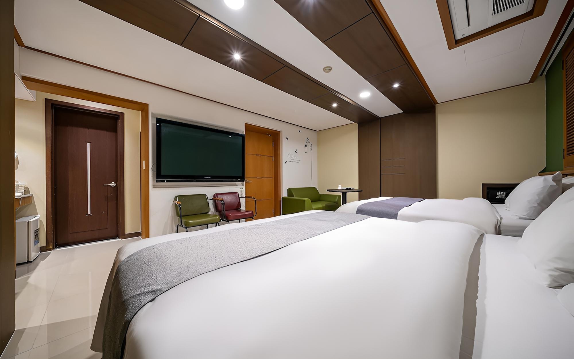 Room (OTT + Whirlpool Twin Deluxe Room (65") photo 1