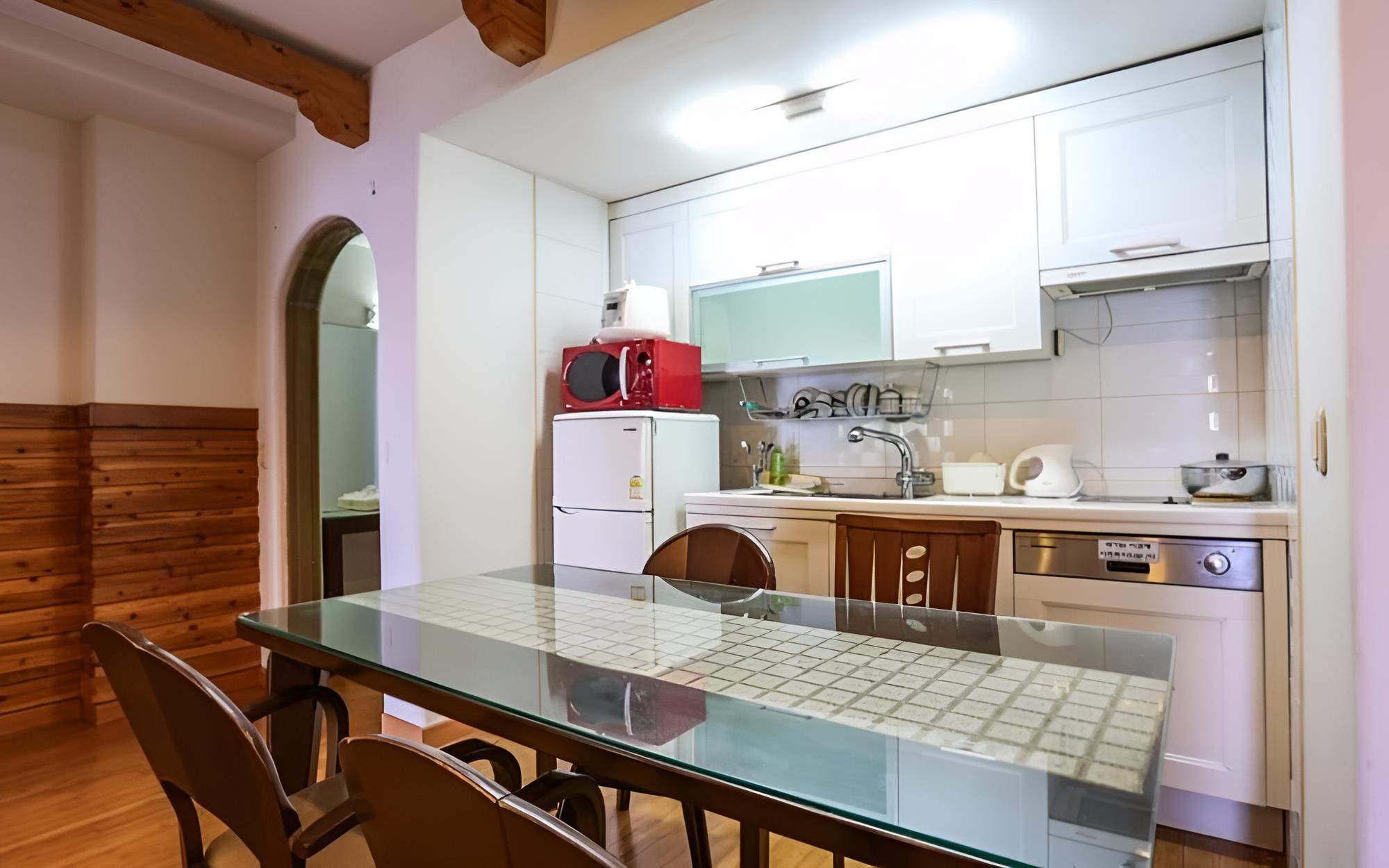 Room (93 (Beomseom Island))