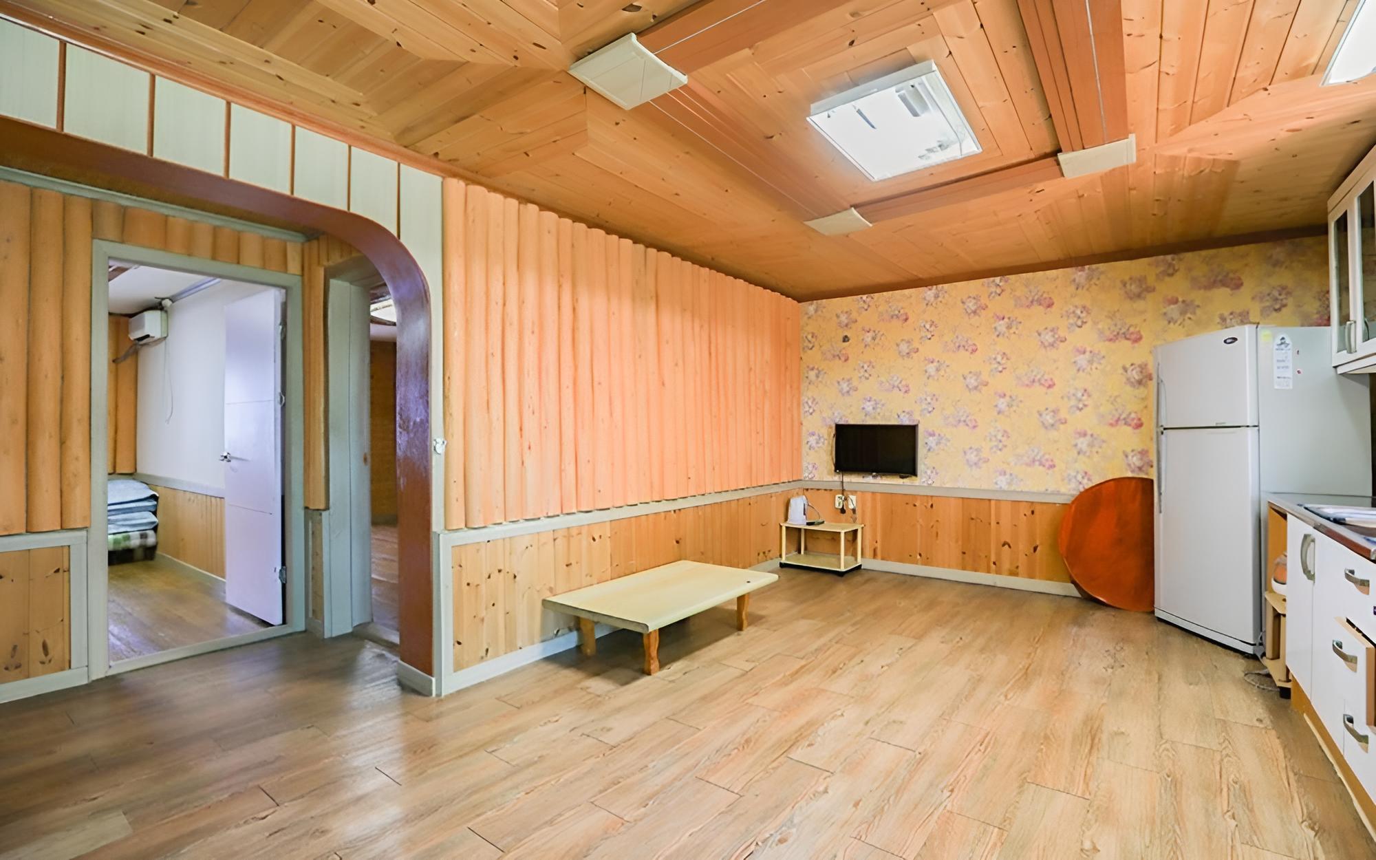 Room (Sunflower)