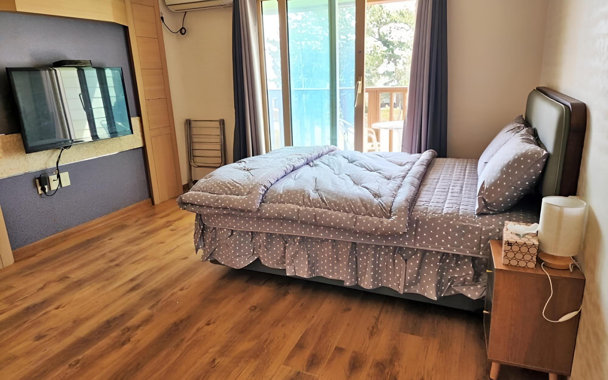 Room (Pink)