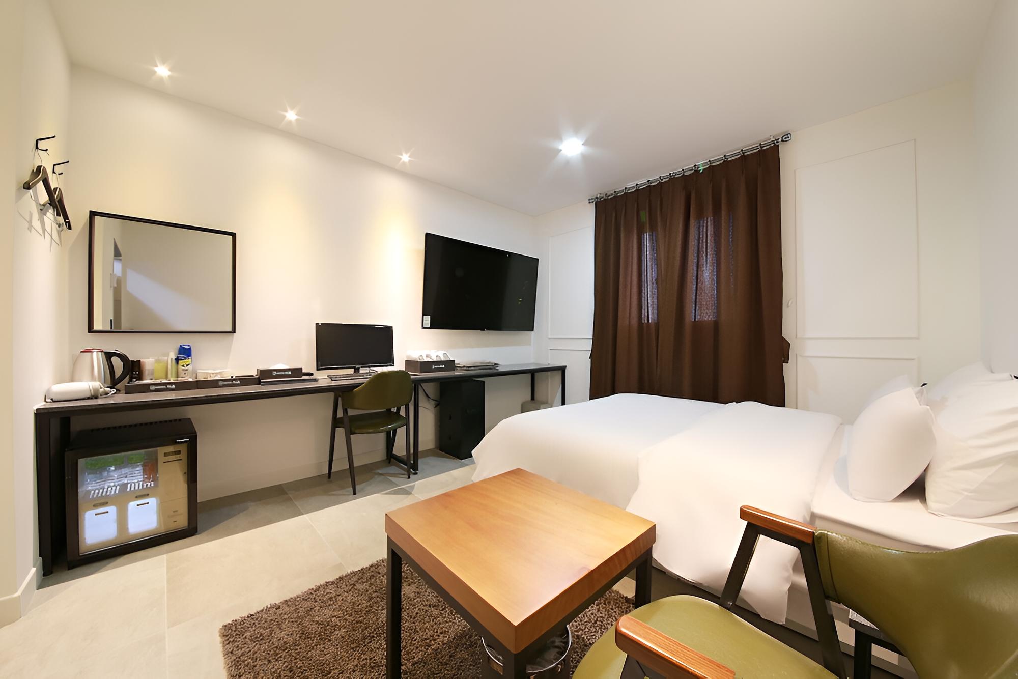 Room (Semi-private room (randomly assigned )