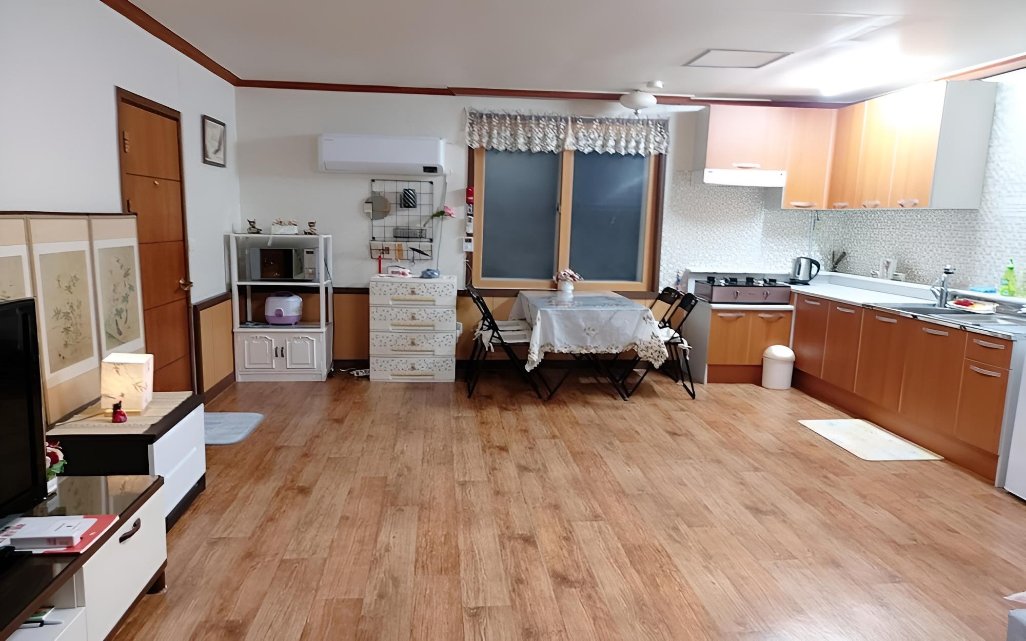 Room (Room 1)