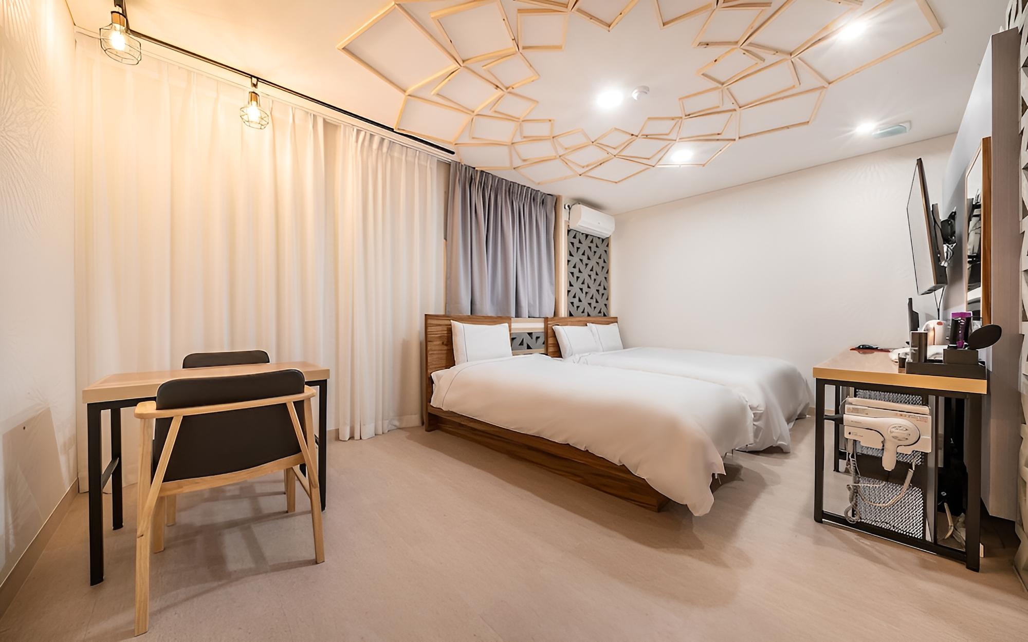 Room (Twin(no smoking room/netflix/PC avail)