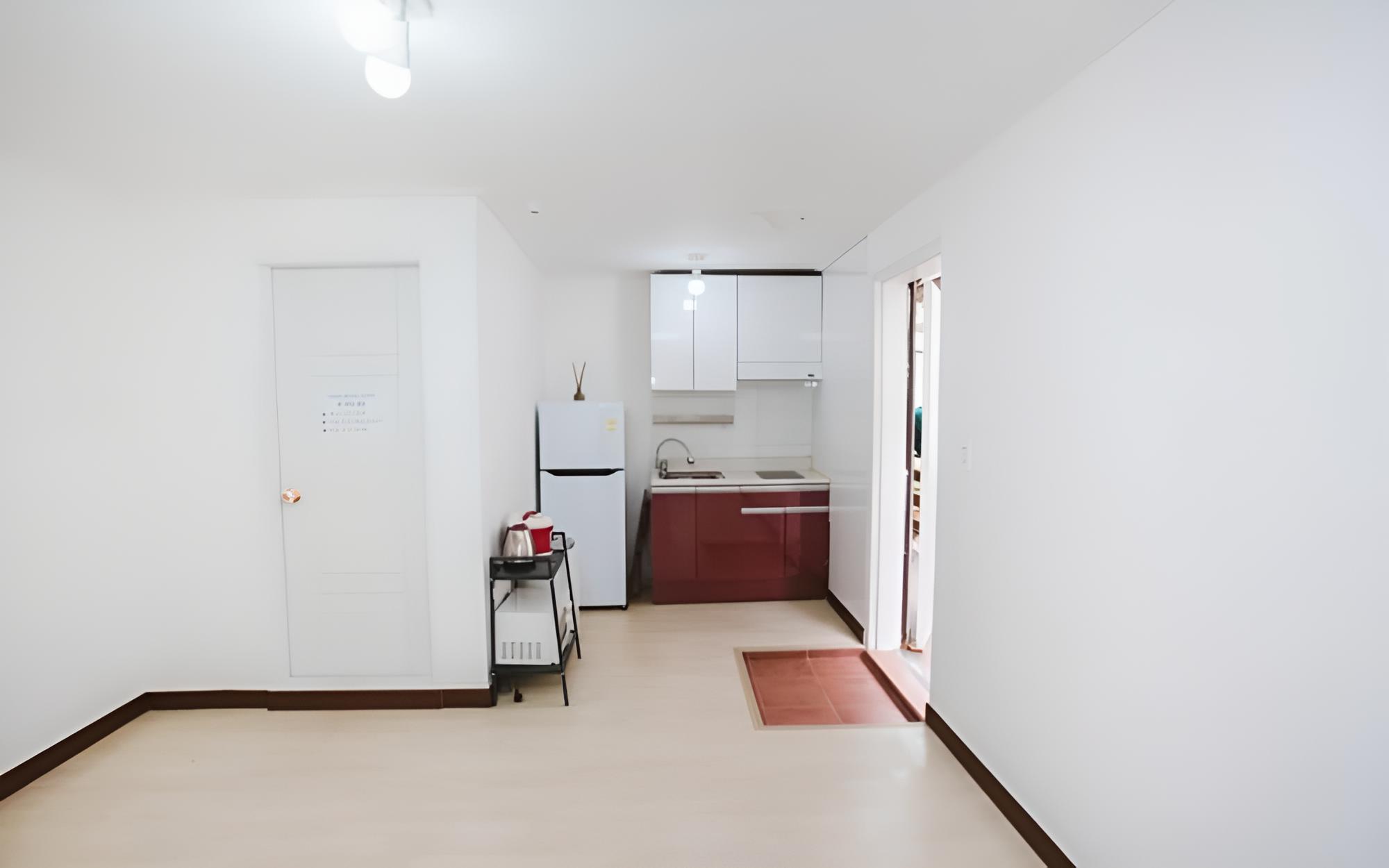 Room (Sky B-dong Room 103)
