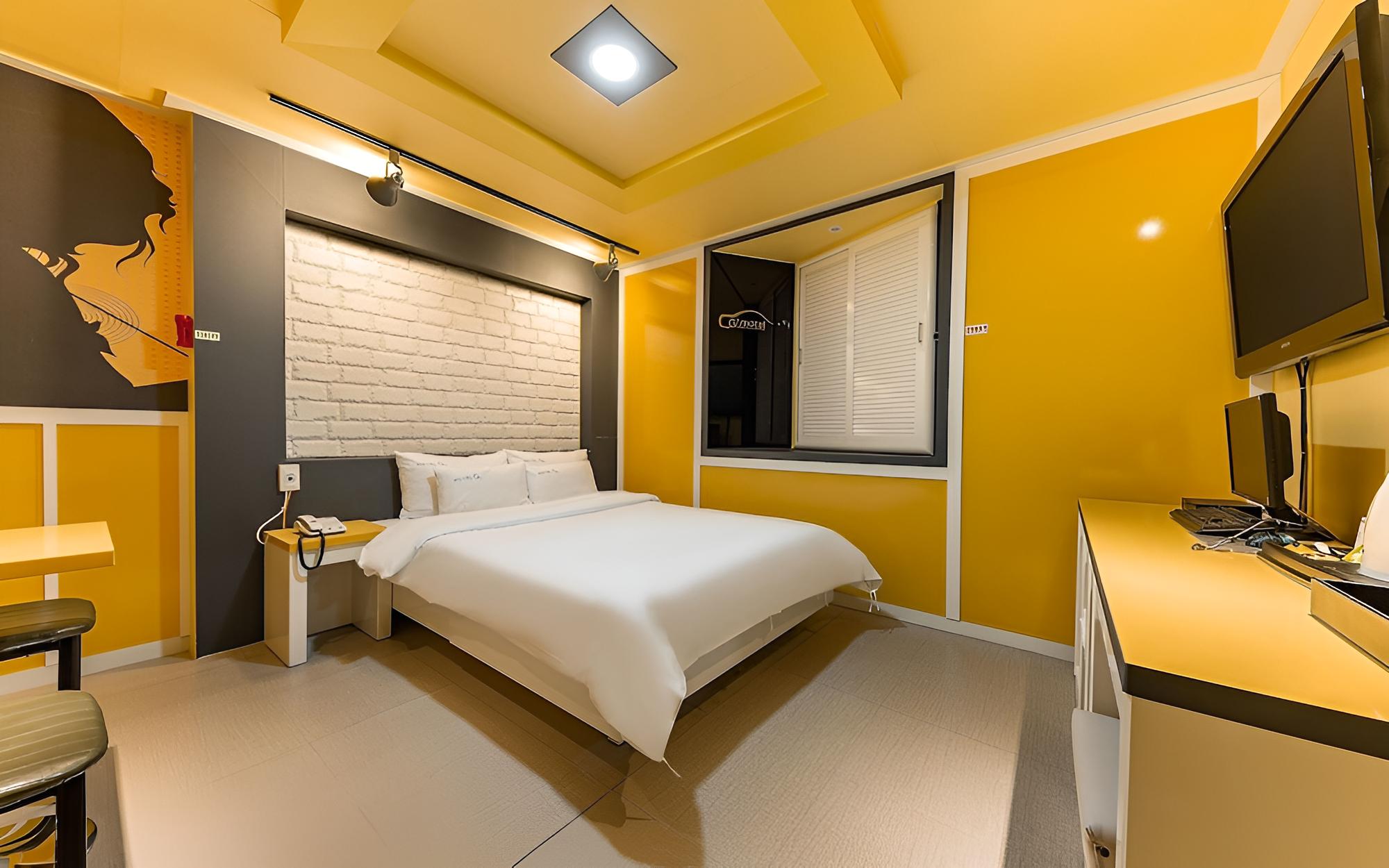 Room (General room G7 (NETFLIX available al) - Photo 14
