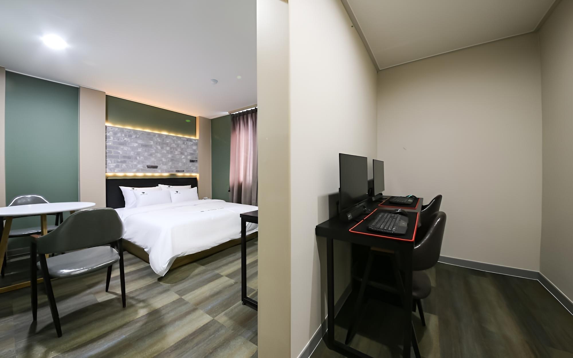 Room (VIP (Netflix available air purifier w)