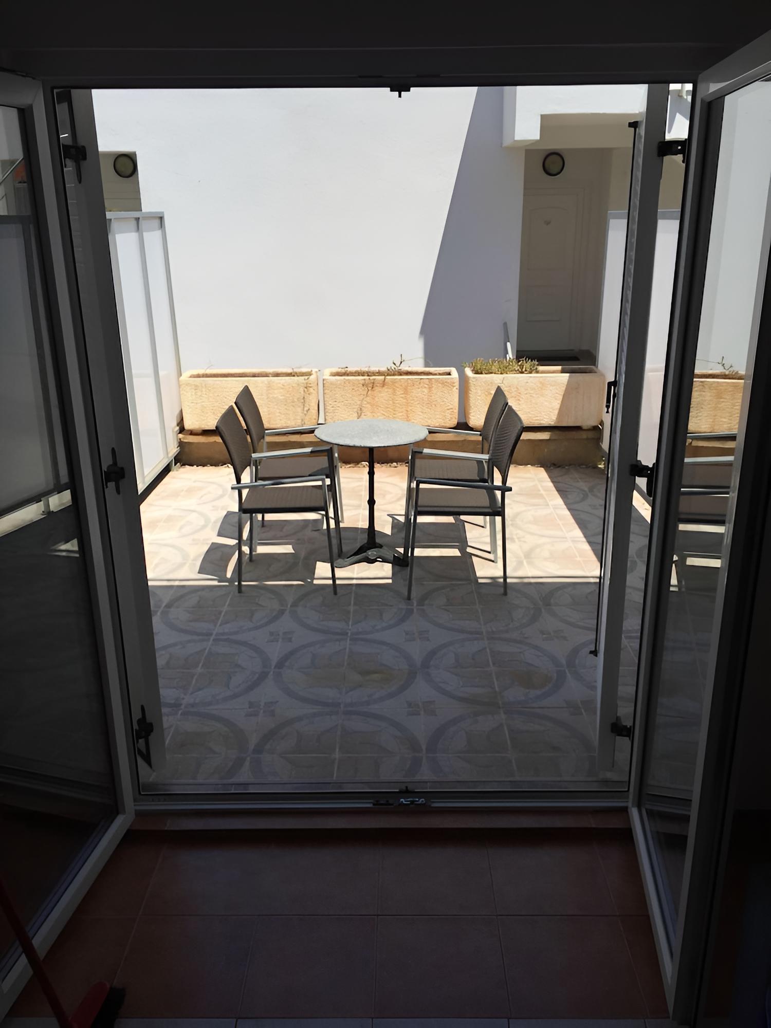 Studio (Bubi - air conditoned & parking space)