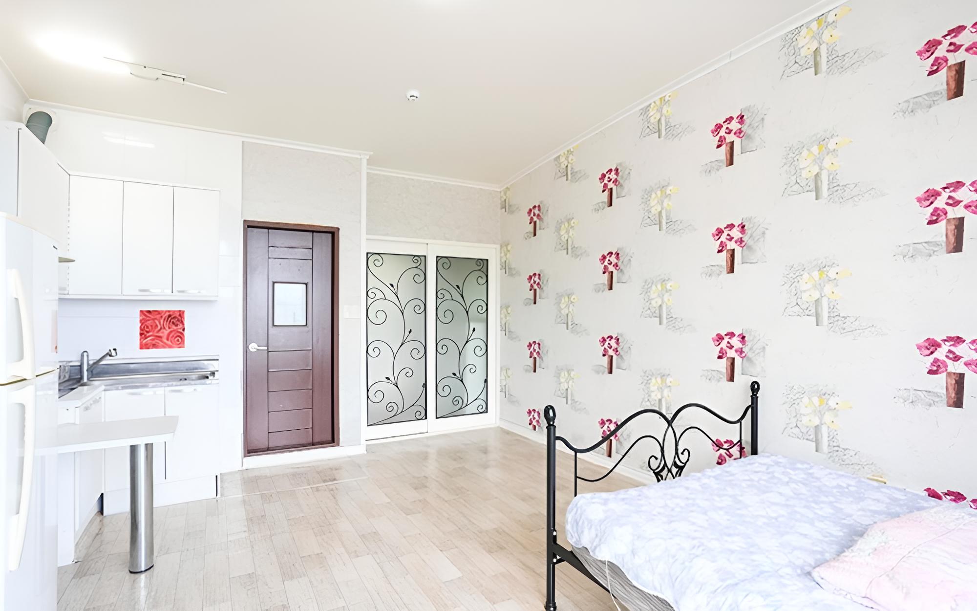 Room (Room 202)