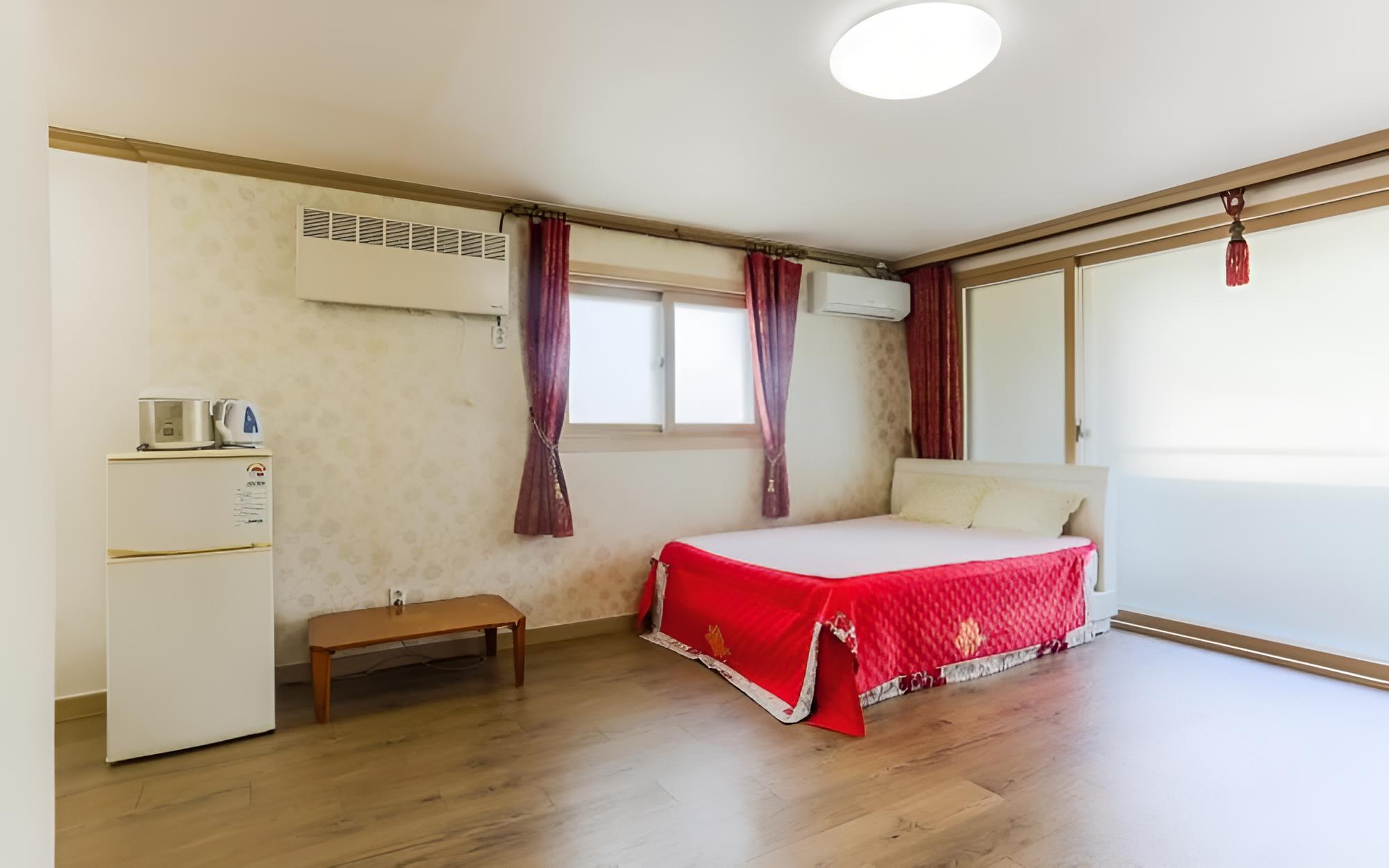 Room (Room 201)