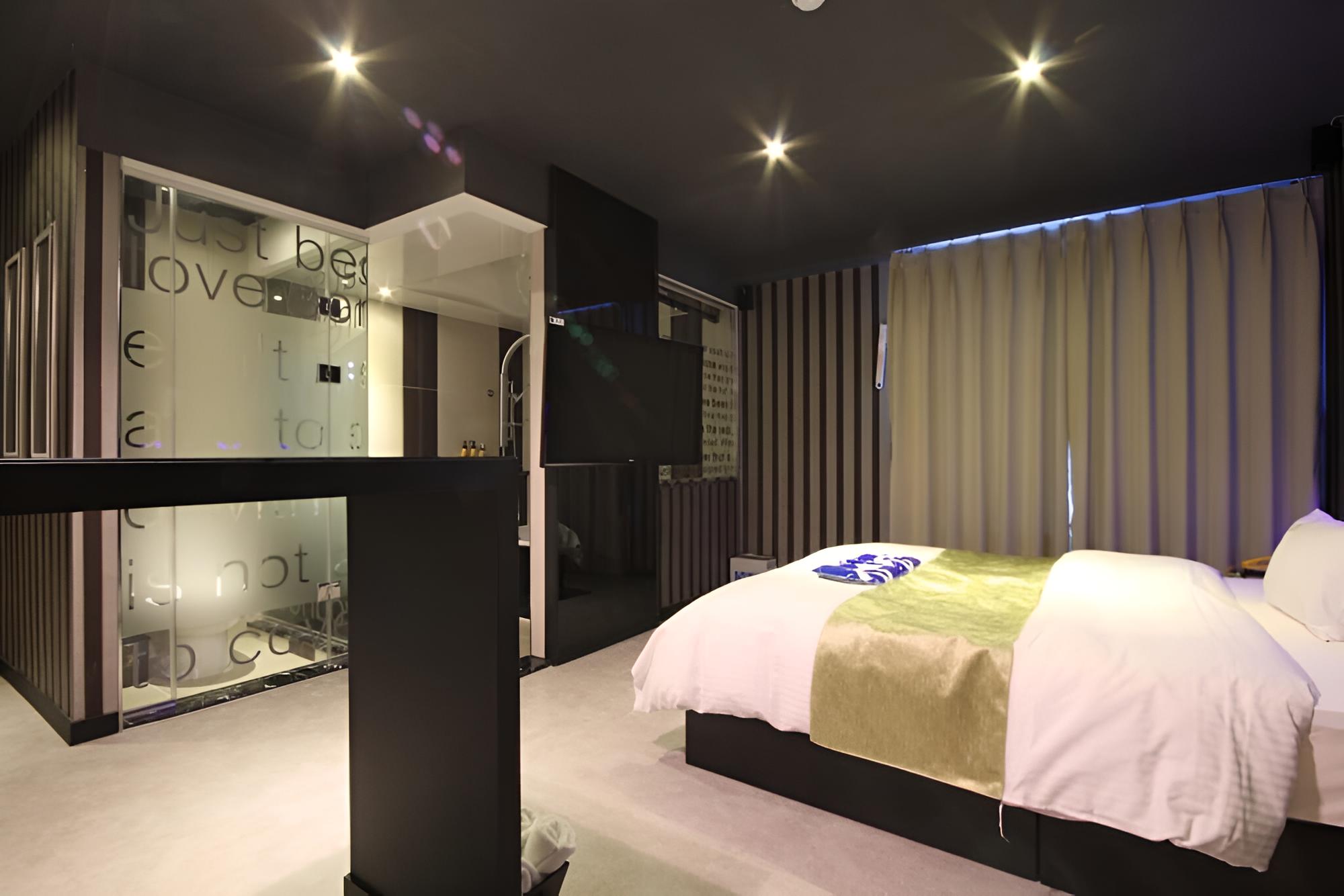Room (VVIP (2 latest high-end gaming PCs oc)