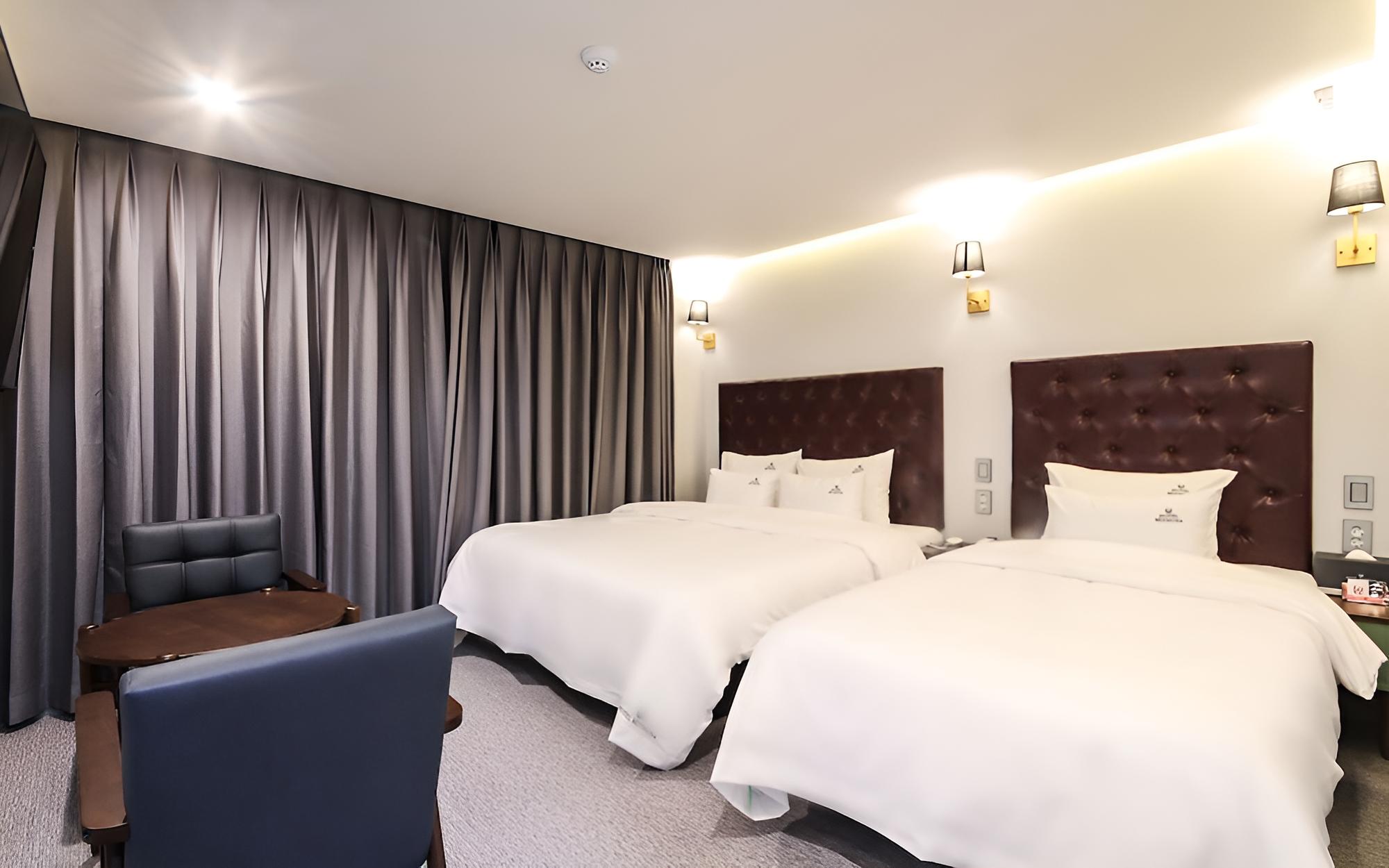 Room (Twin)