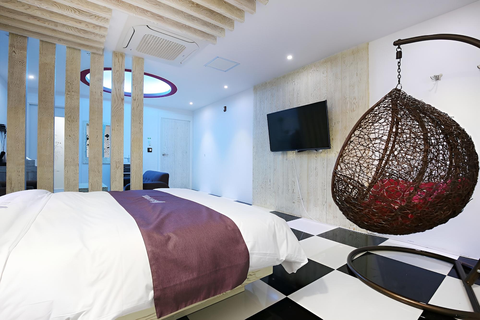 Room (Standard Room) - Photo 10