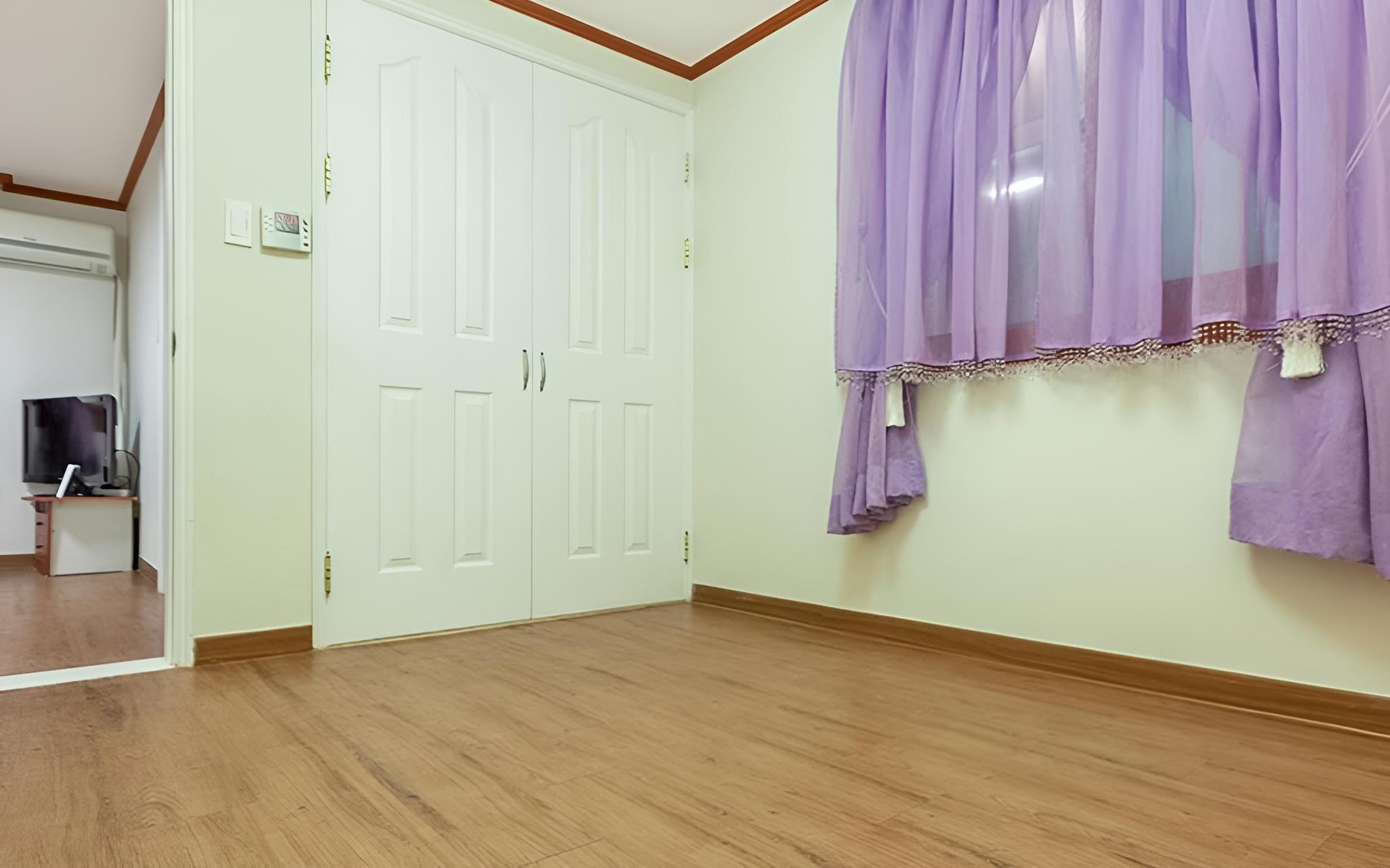 Room (Camomile)
