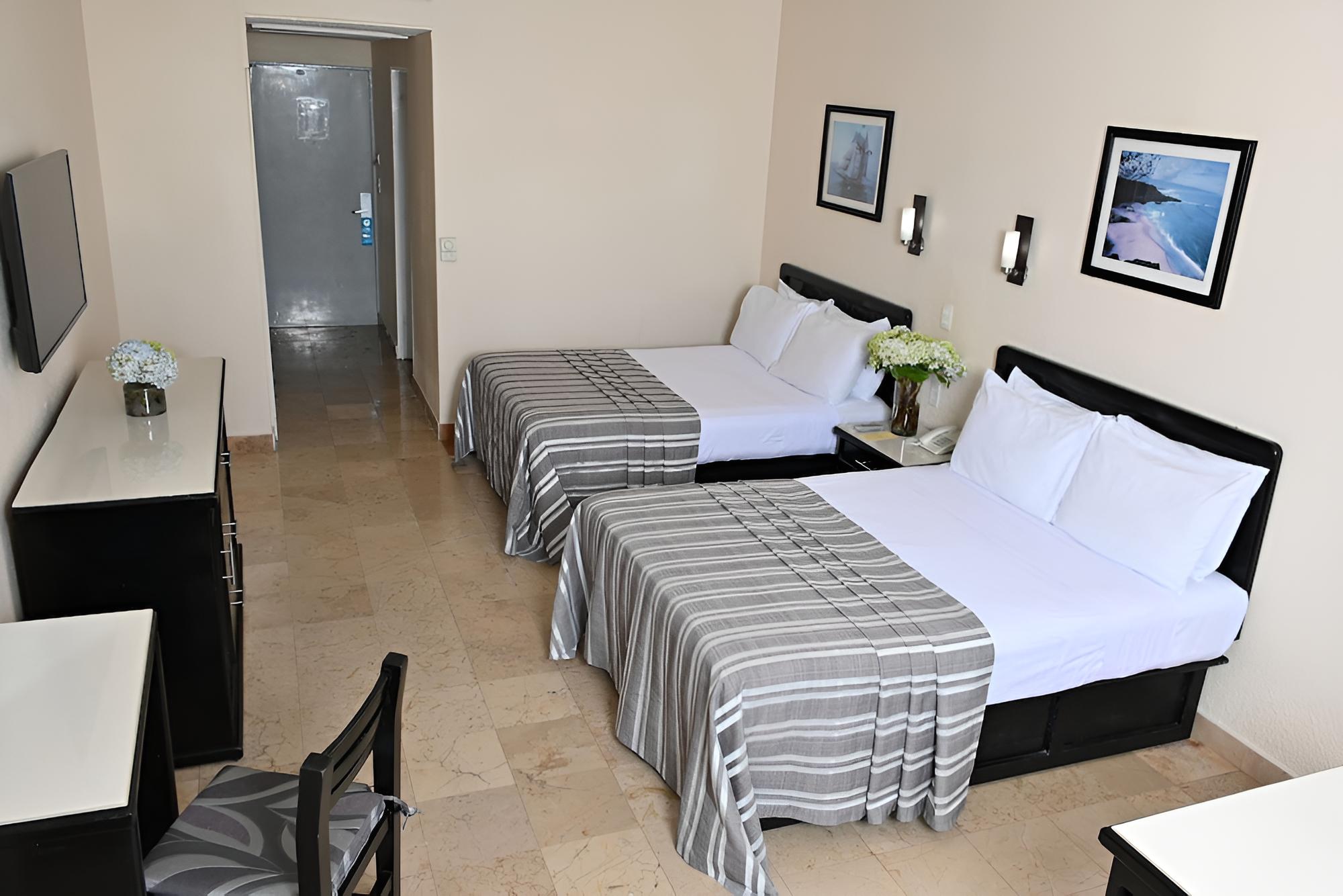 Standard Room with Balcony - Photo 11
