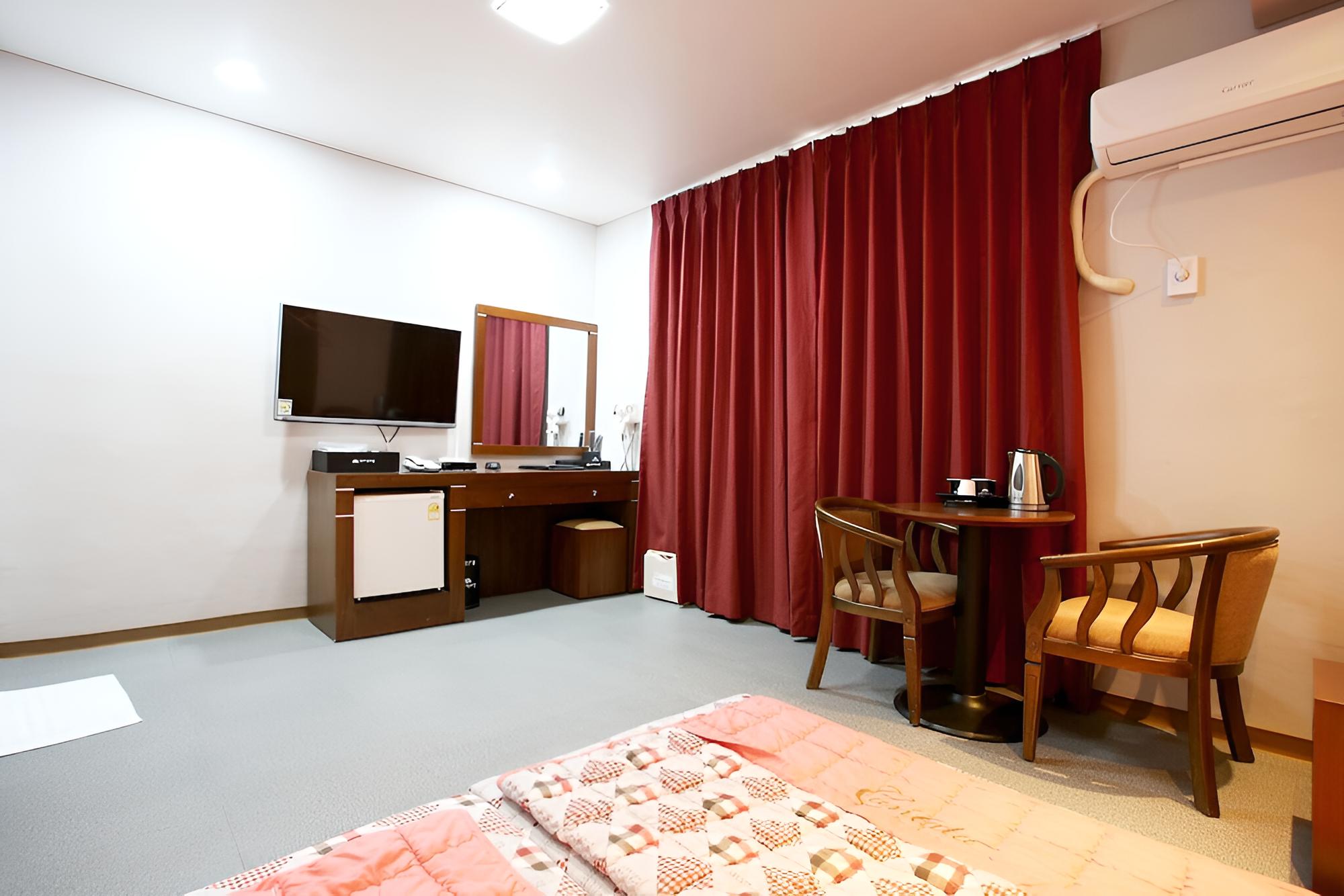 Room (Ondol (You must enter the room by 12p)