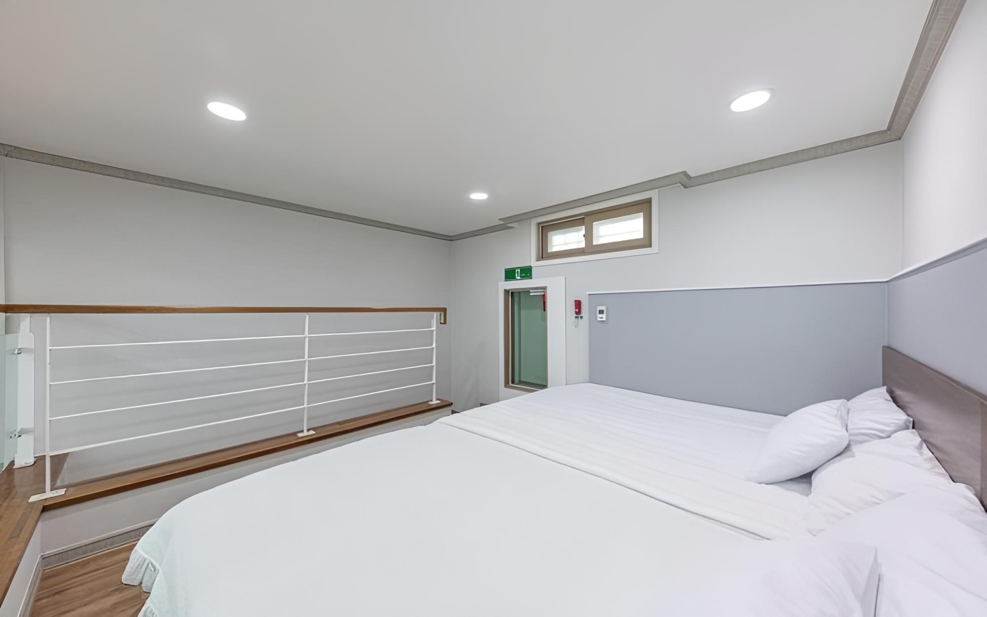 Room (Outdoor Pool Duplex Room 203)
