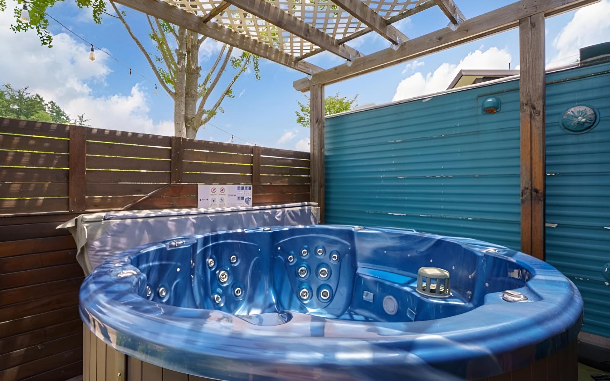 Room (Family 16 (large jet spa))