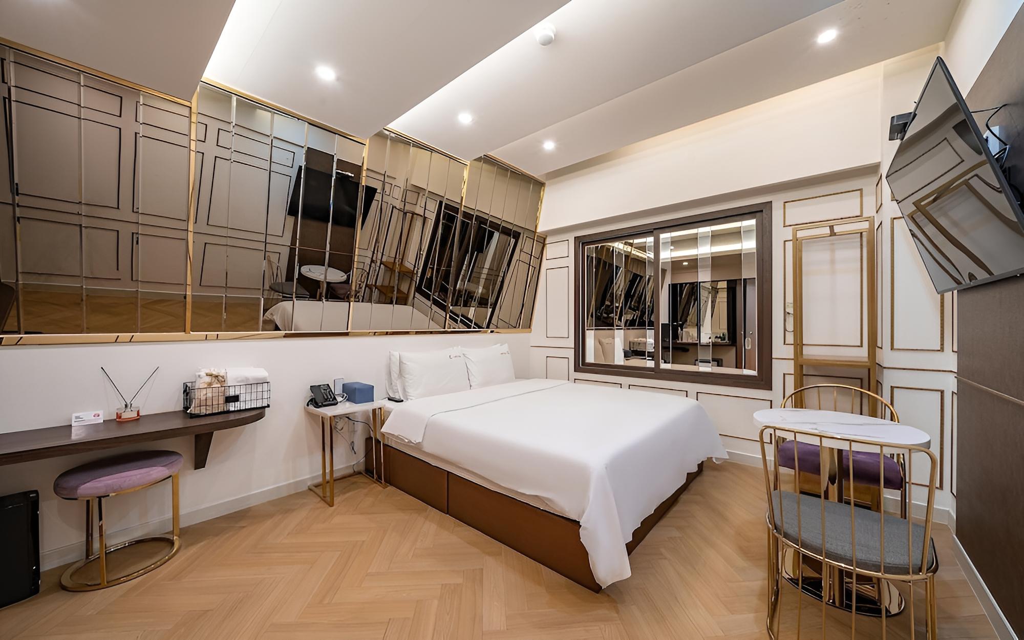 Room (Premium double massage bed randomly a)