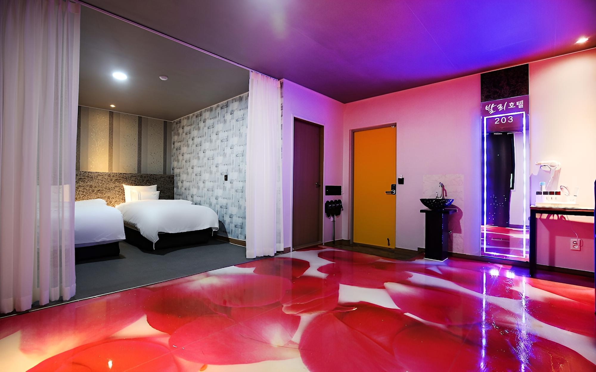Room (Large room (bed)) - Photo 6