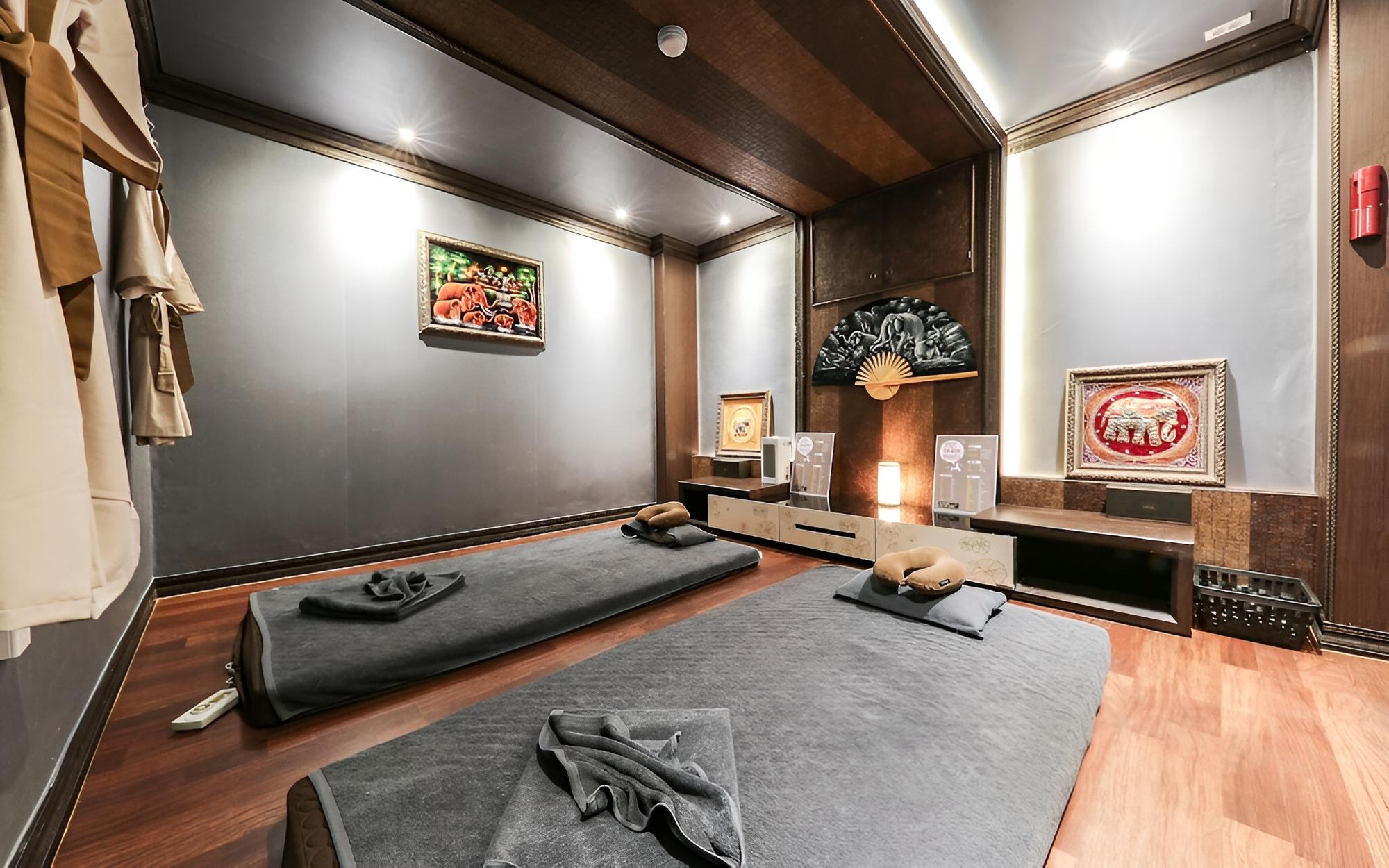 Room (Couples' Accommodation Massage Pa) - Photo 1