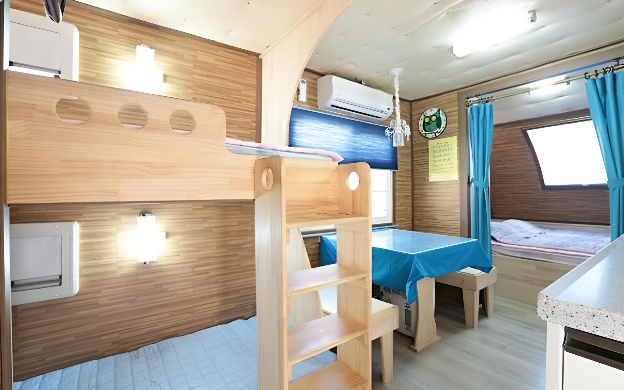 Room (Caravan No 4)
