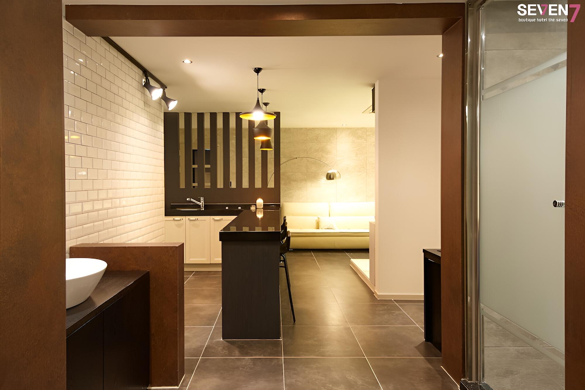 Room (Suite A (maximum 8 people family/coup)