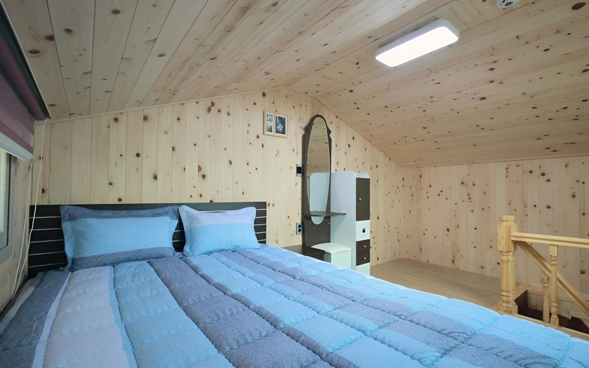 Room (1 building)