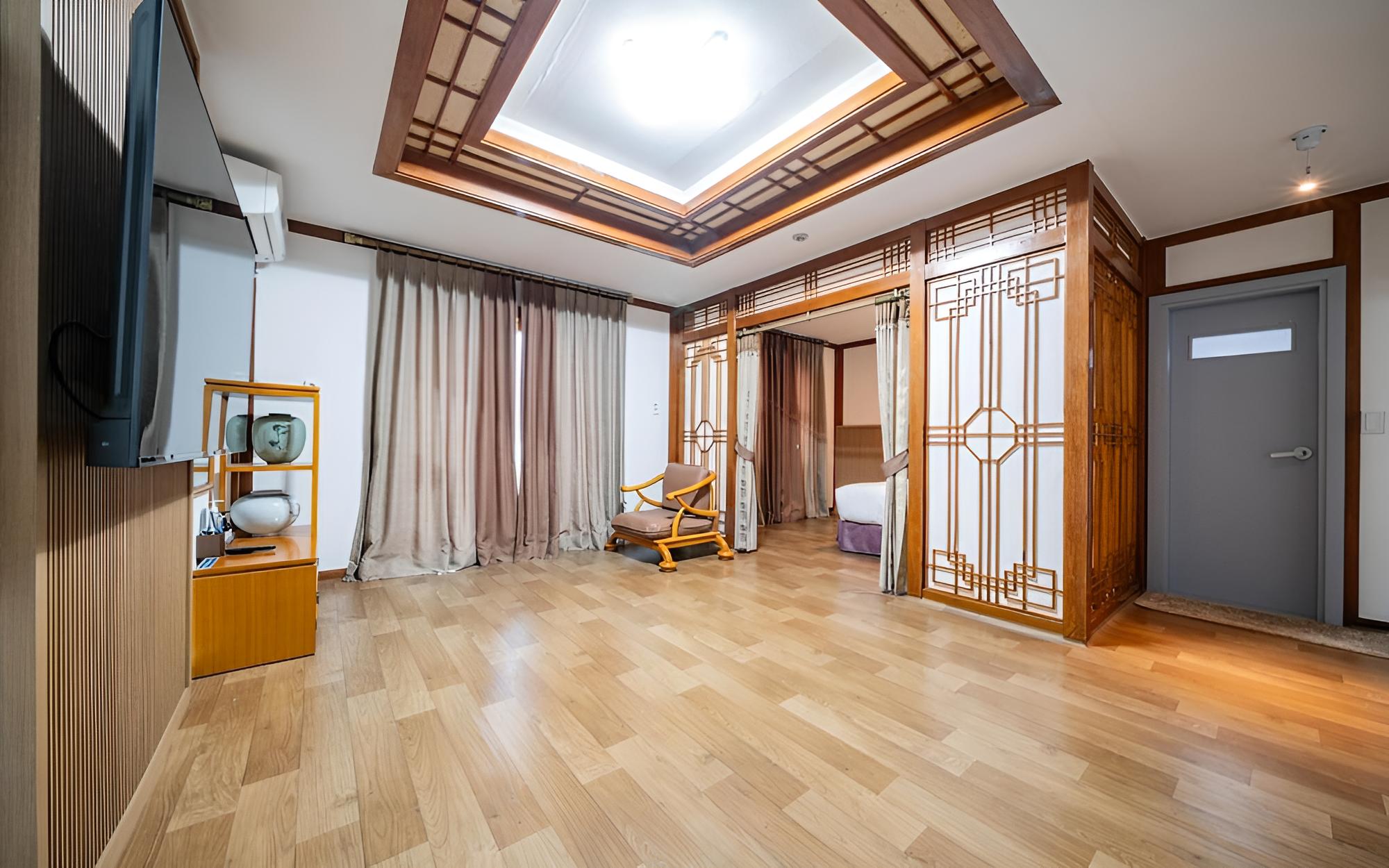Room (VIP Room TYPE1) - Photo 1