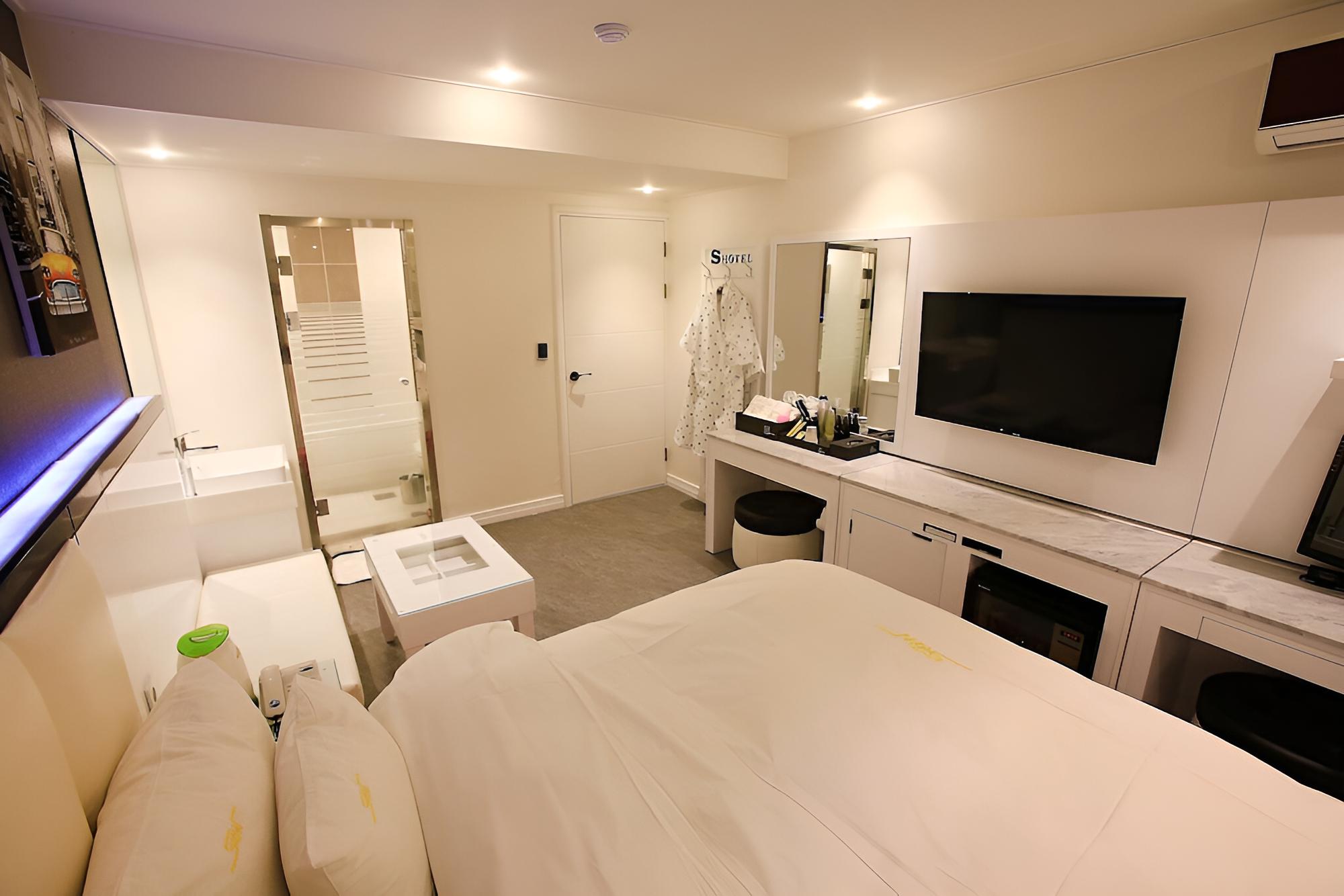 Room (Modern) - Photo 2