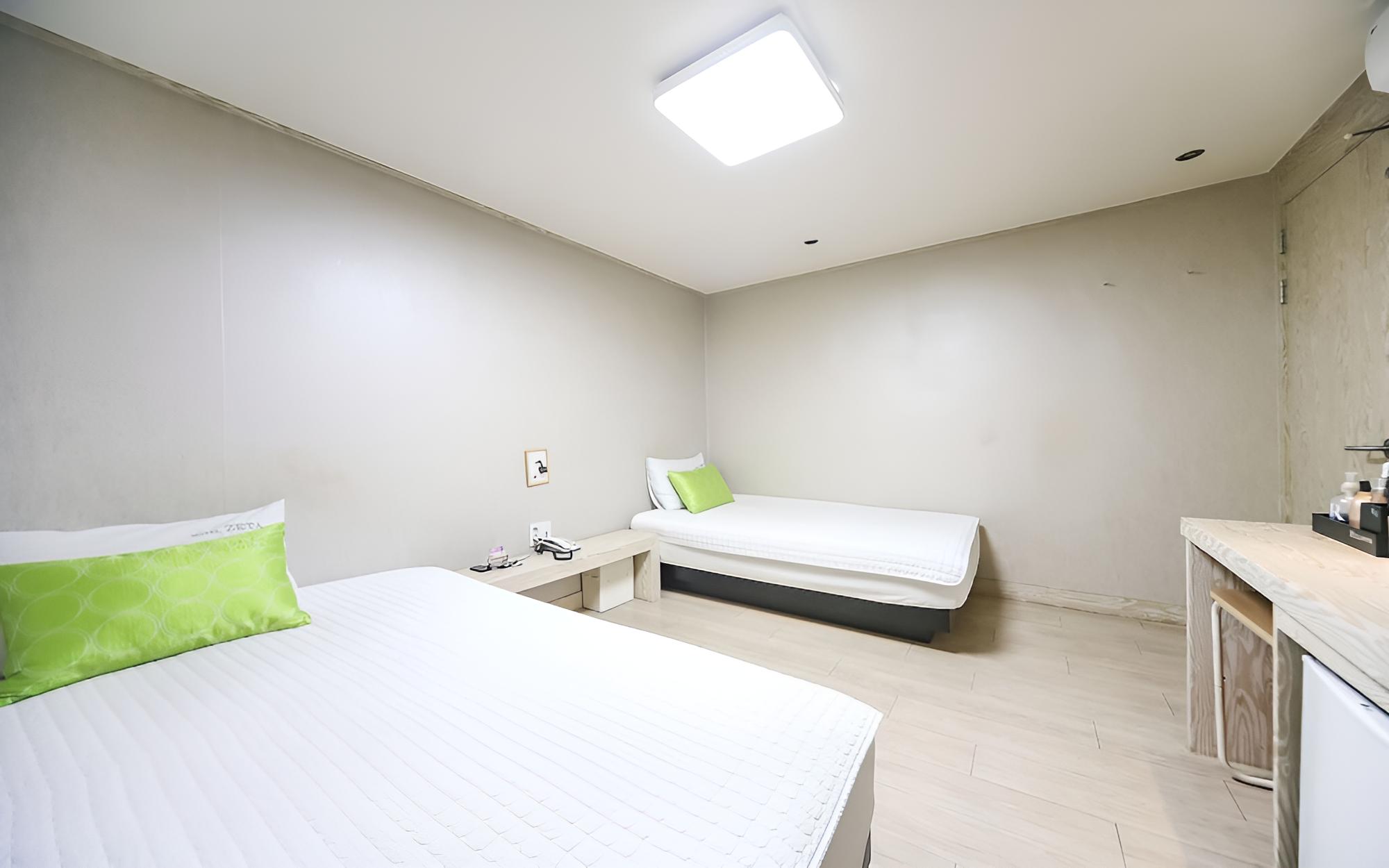 Room (Twin (2 person)) - Photo 11