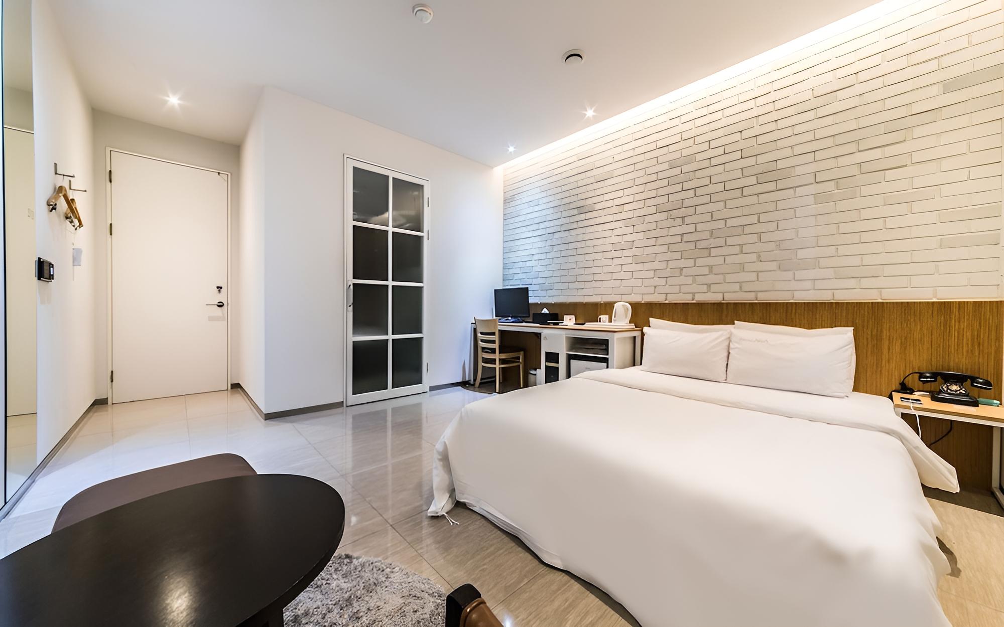 Room (Standard - Walk-in only (Netflix TVIN)